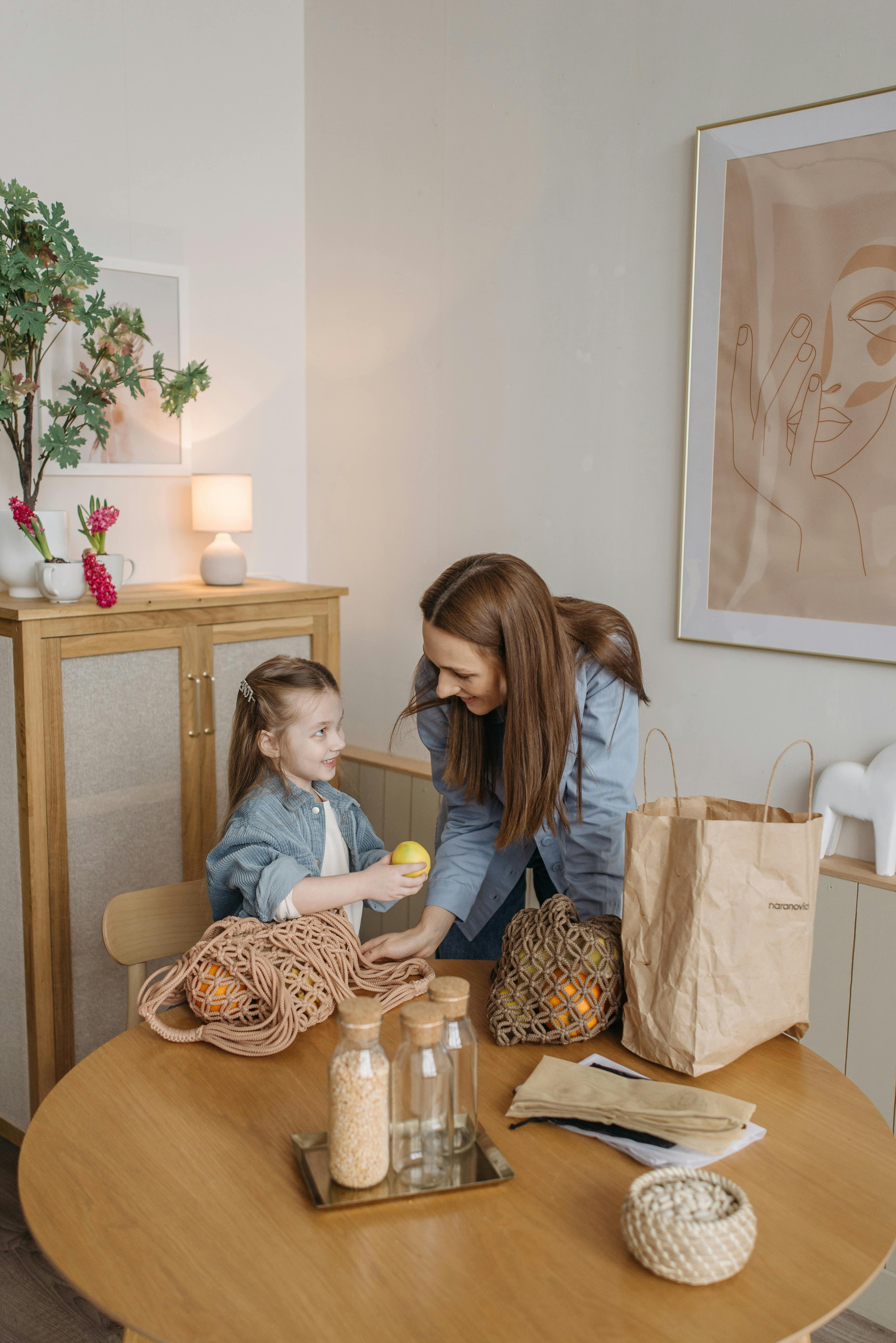 Una mujer y un niño en una mesa de comedor | Fuente: Pexels