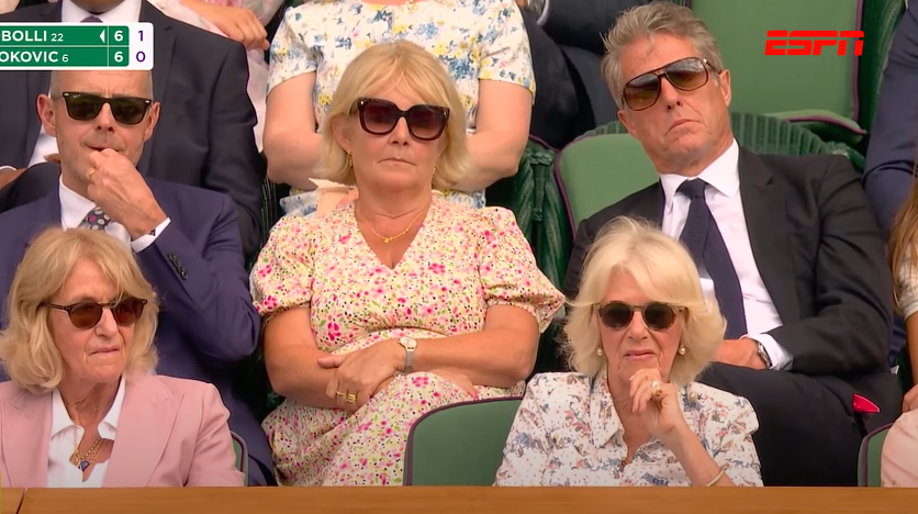 Hugh Grant sentado detrás de la reina Camilla en Wimbledon el 9 de julio de 2025 | Fuente: Youtube/Entertainment Tonight