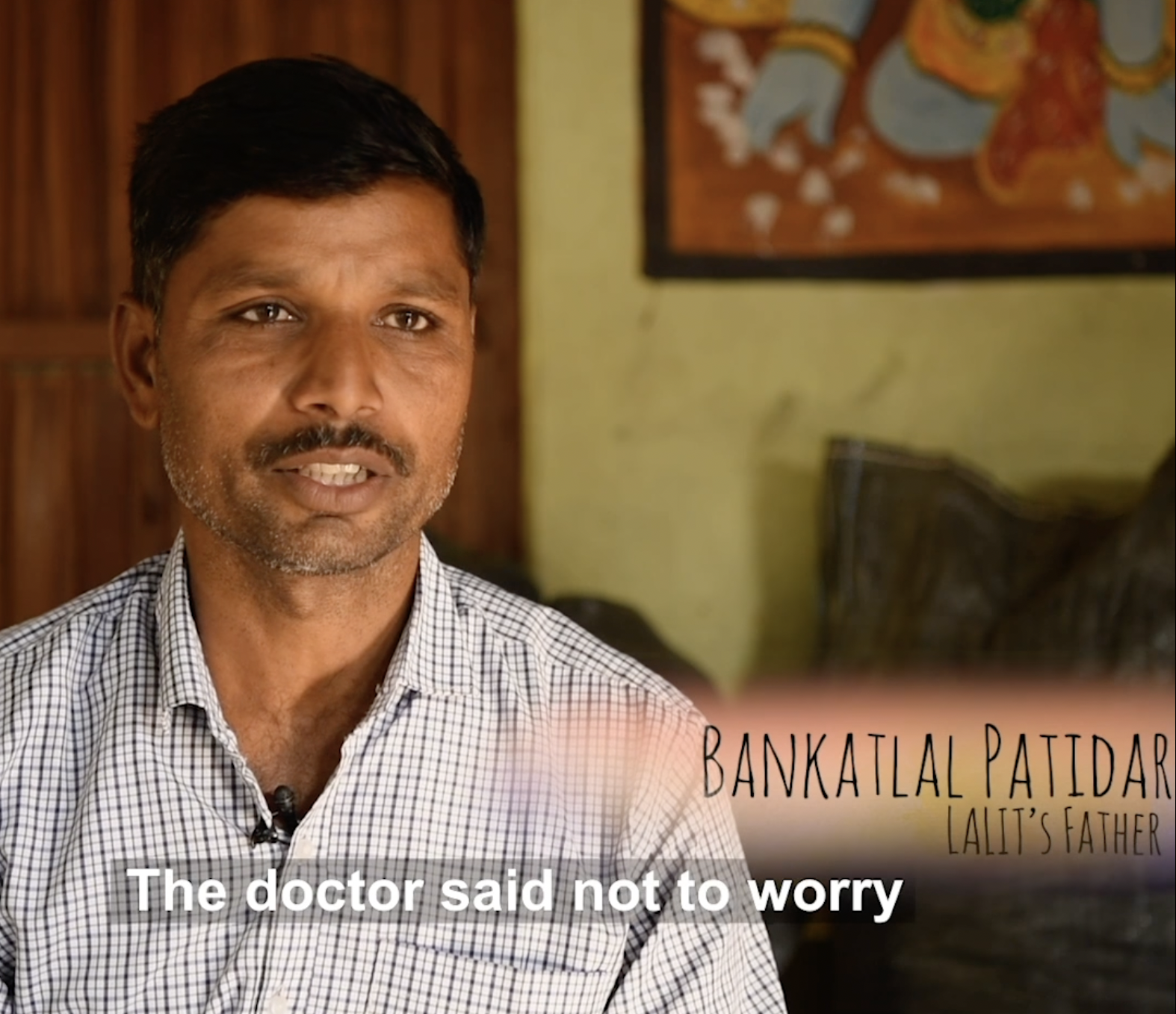 Bankatlala Patidar hablando sobre el estado de su hijo Lalit Patidar en un vídeo de Facebook de Born Different el 9 de mayo de 2020 | Foto: Facebook/Born Different