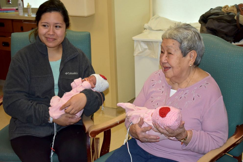 Doris teje gorros para bebés en el hospital. | Foto: Facebook/Good Morning America