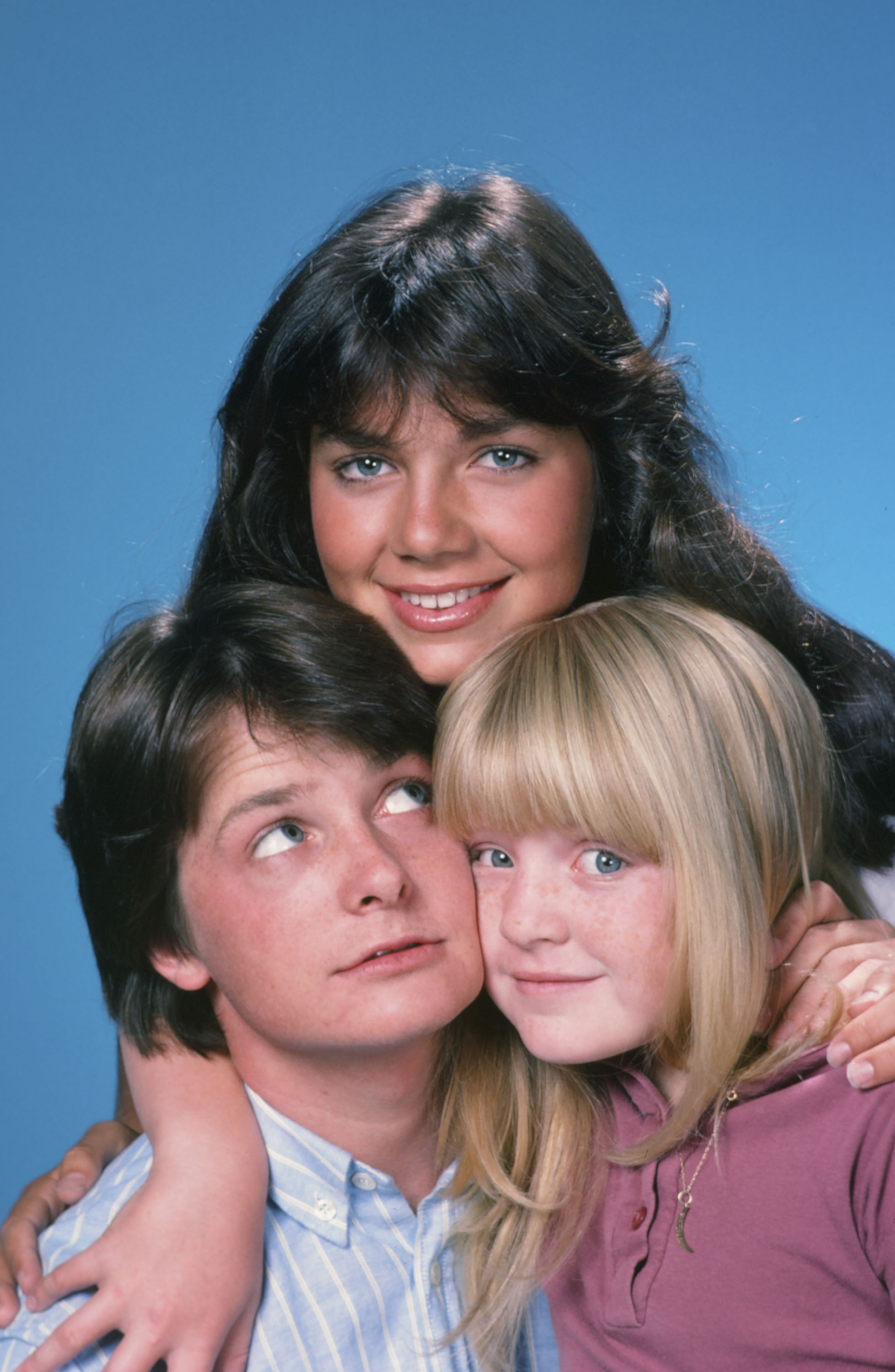 Michael J. Fox, Justine Bateman y Tina Yothers en "Family Ties", circa 1980s | Foto: Getty Images