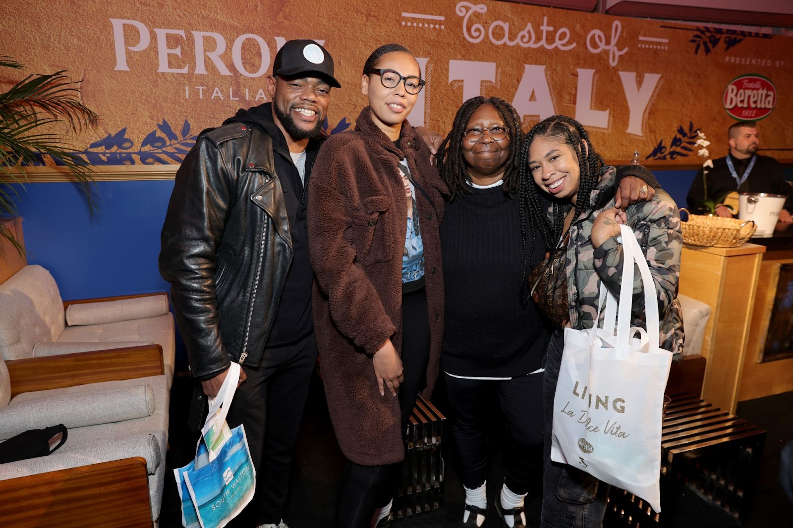 Rosario Salvador, Jerzey Kennedy Dean, Whoopi Goldberg y Amara Skye Martin en el Food Network New York City Wine & Food Festival el 14 de octubre de 2022. | Fuente: Getty Images