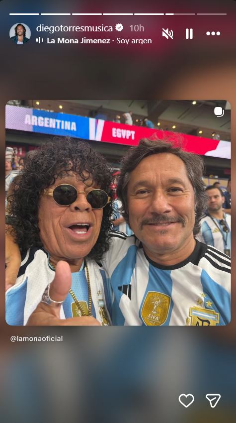 Diego Torres junto a la Mona Jiménez en el partido Argentina-Egipto | Fuente: Instagram/diegotorresmusica