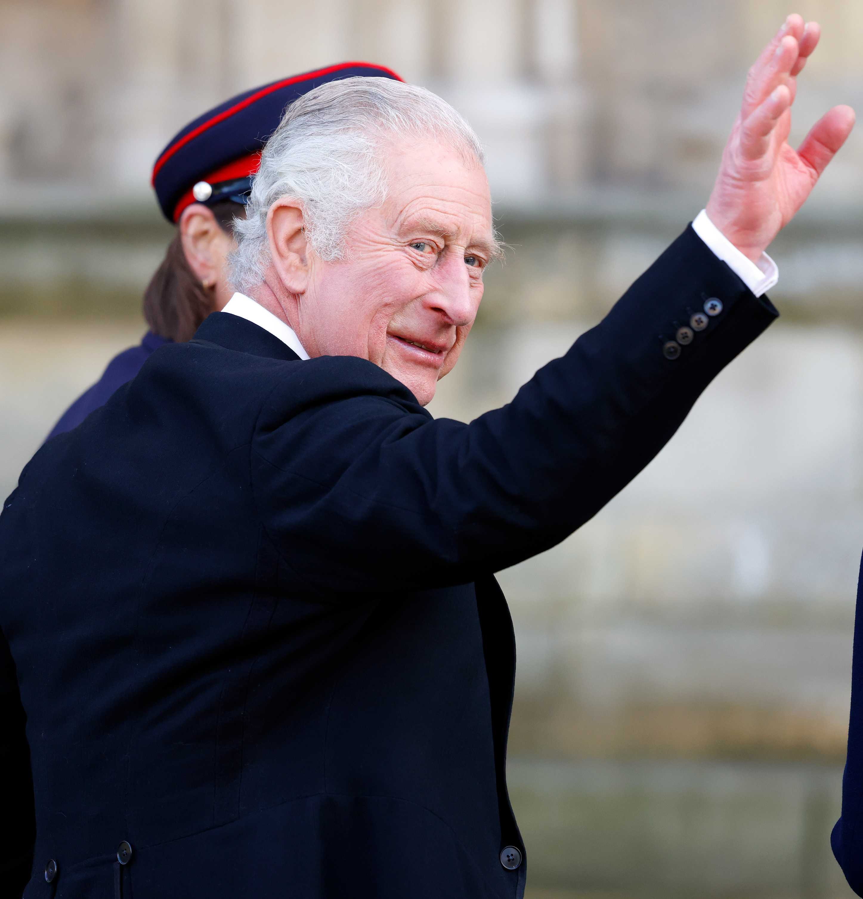 Rey Charles III saluda al público durante el Servicio Real de Pentecostés en York Minster el 6 de abril de 2023, en York, Inglaterra | Foto: Getty Images