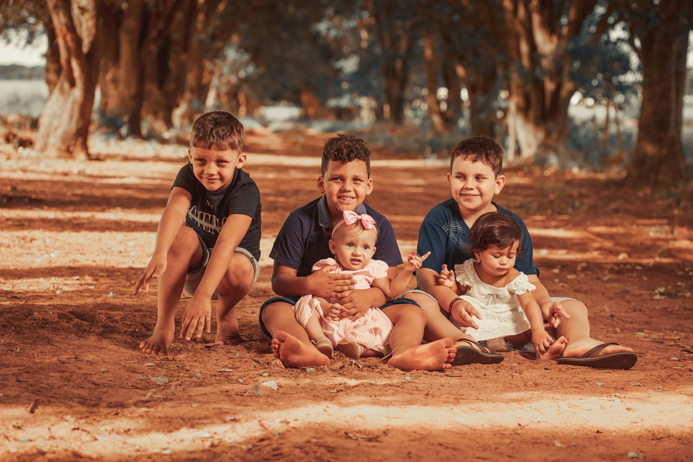 Cinco niños posando para una foto | Fuente: Pexels