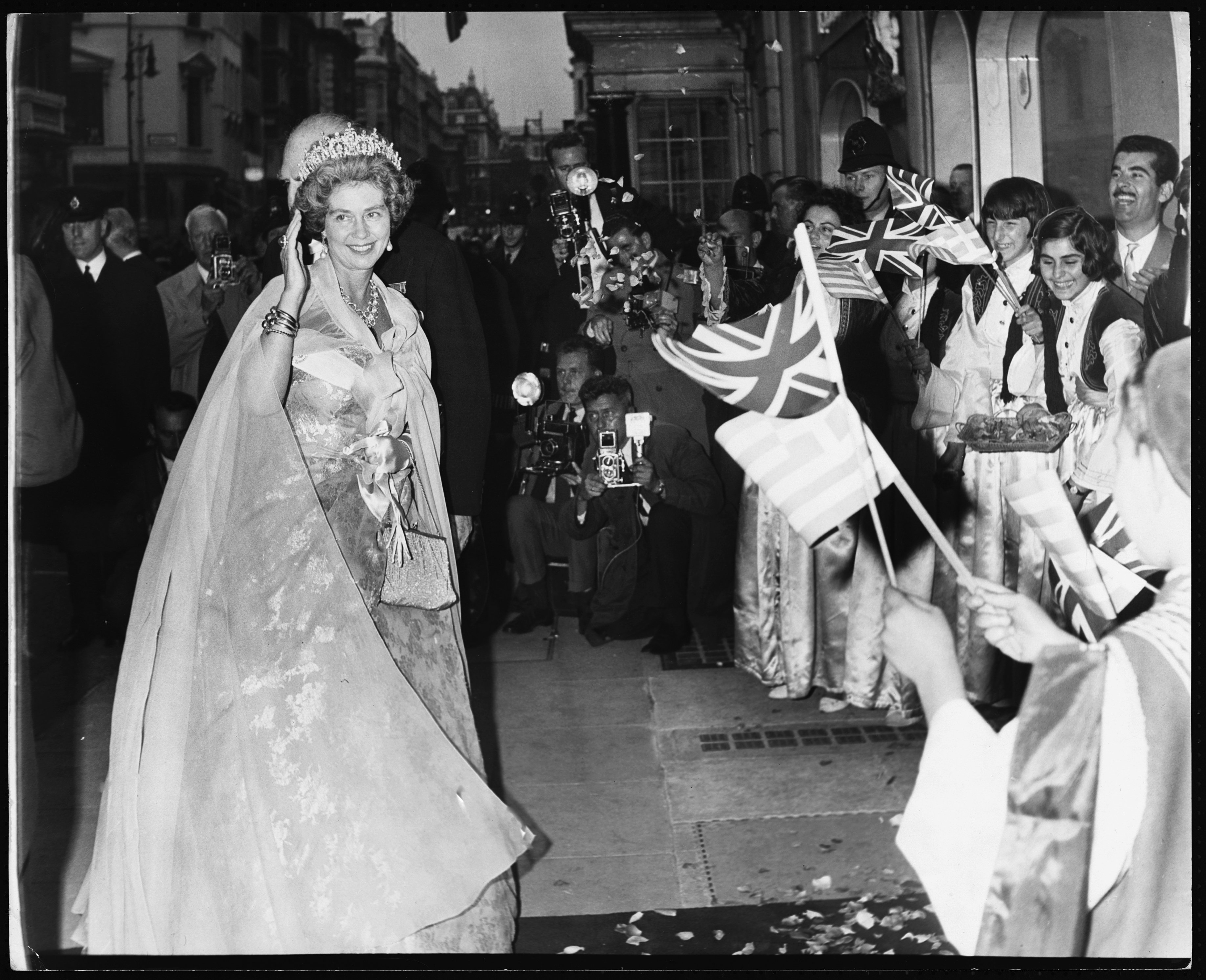 Federica de Grecia saluda a los simpatizantes cuando llega con su esposo, el rey Pablo, al hotel Claridge's. | Foto: Getty Images
