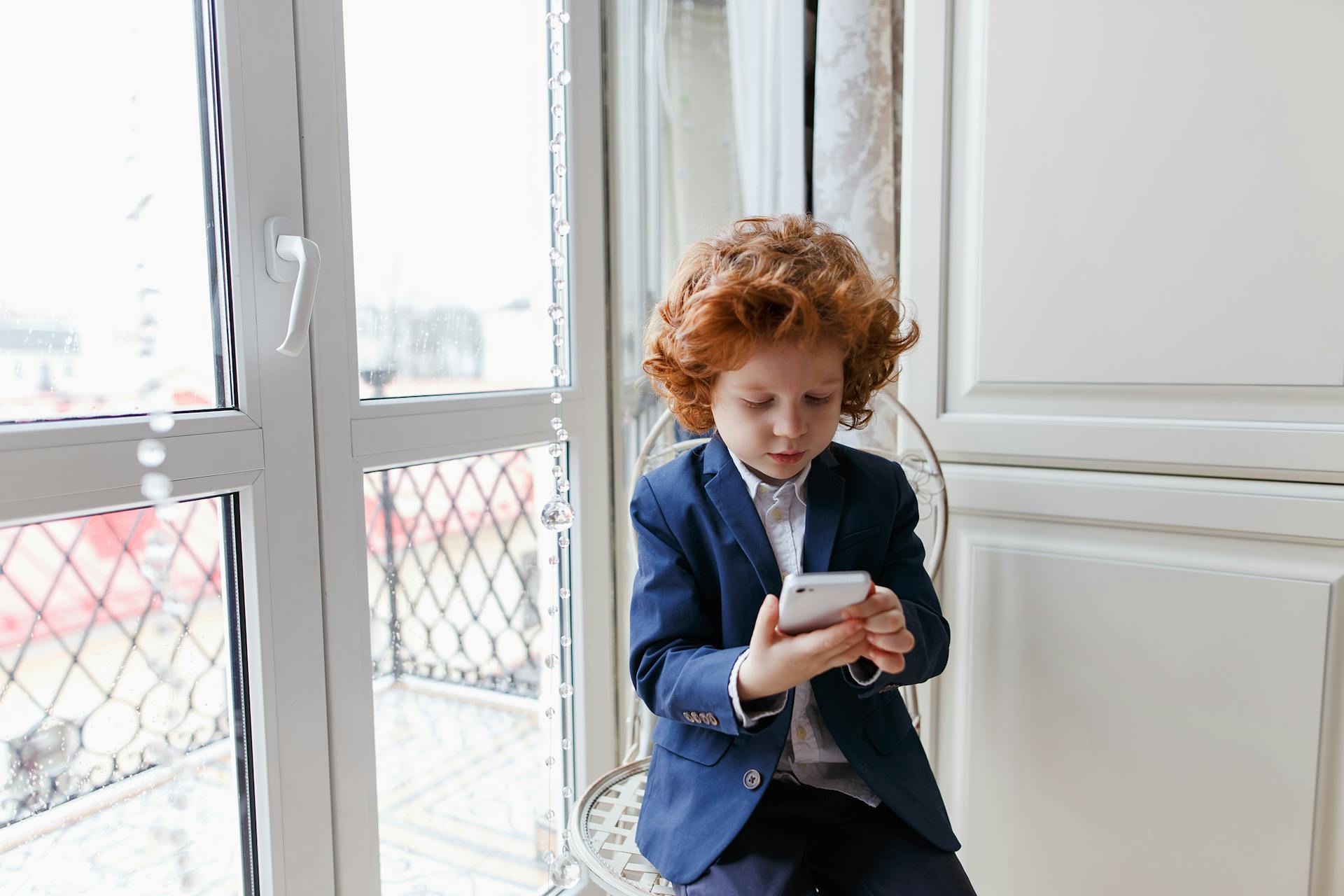 Un niño mirando un smartphone | Fuente: Pexels