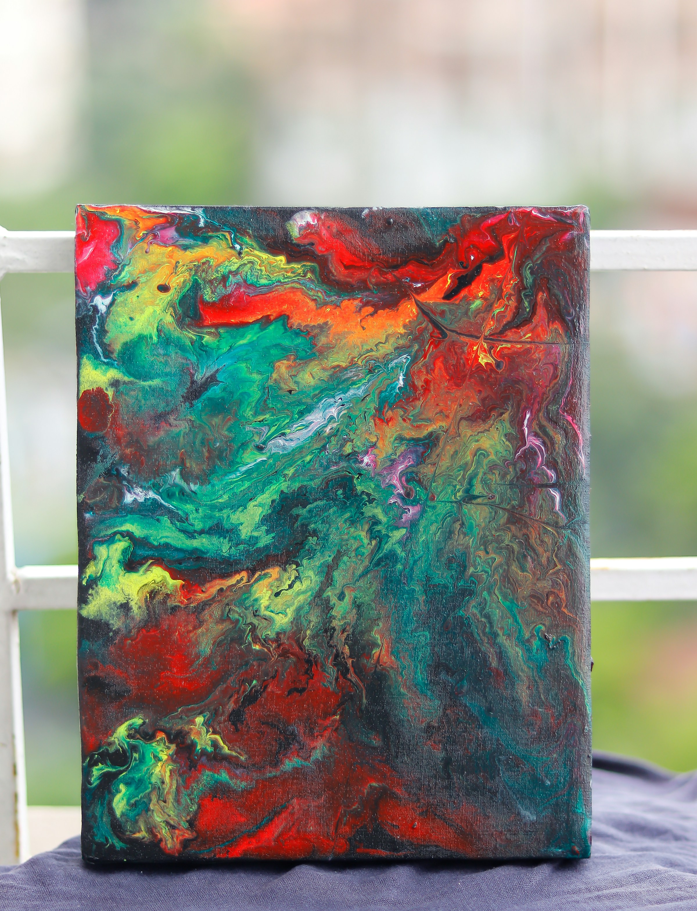 Un dipinto astratto su tela | Fonte: Unsplash