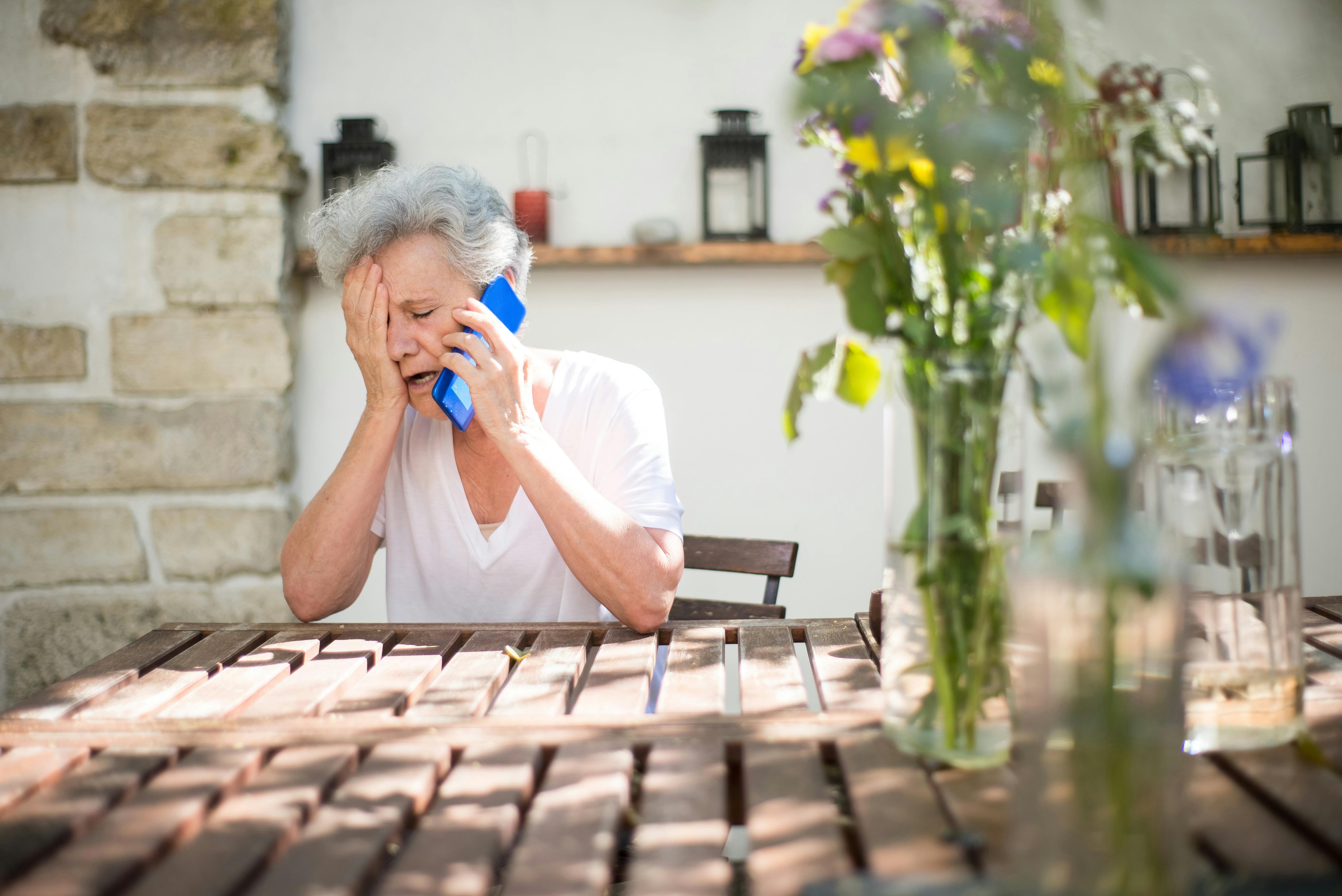 Una anciana triste en una llamada telefónica | Fuente: Pexels