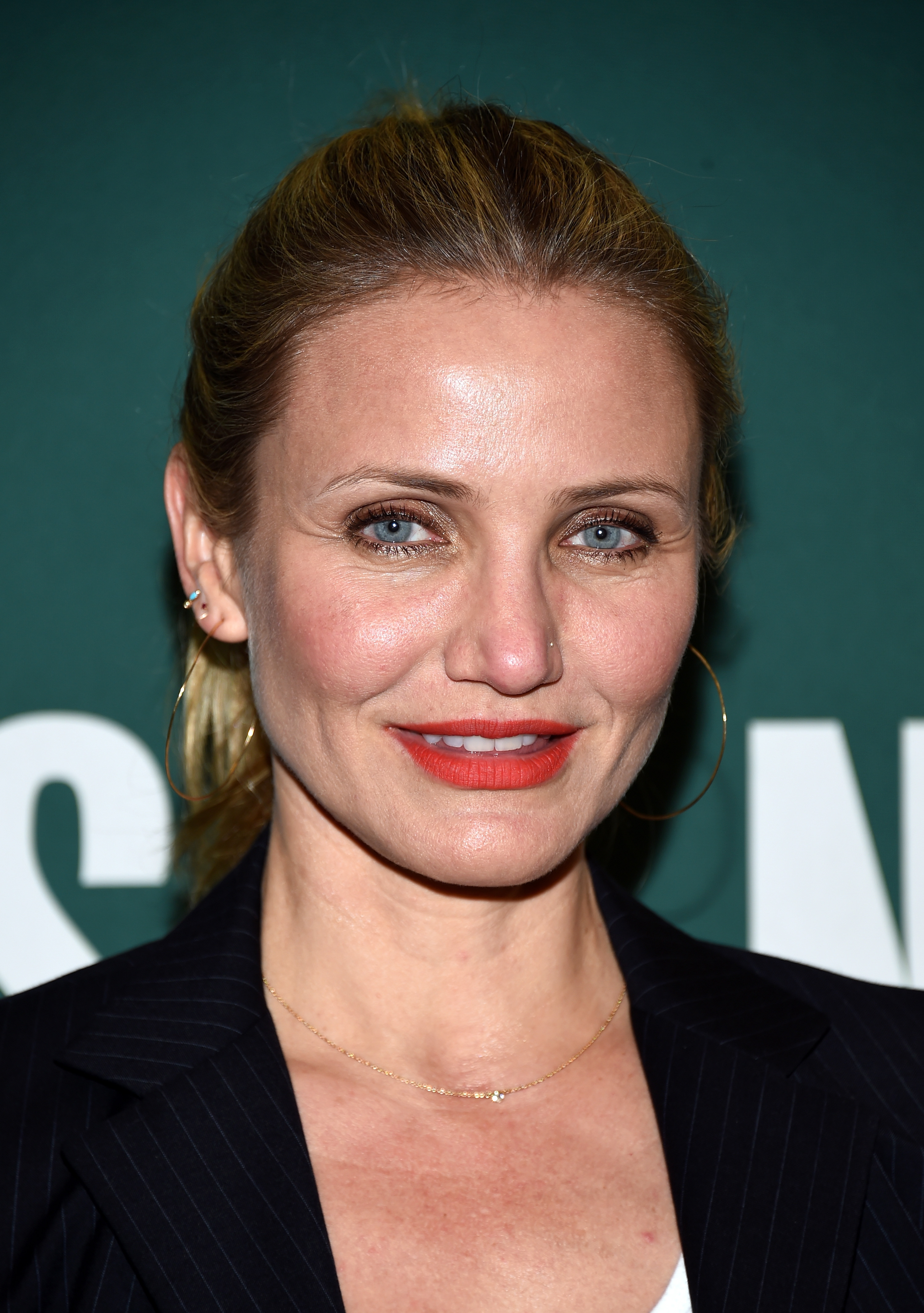 Cameron Diaz posa antes de firmar ejemplares de su nuevo libro "The Longevity Book: La ciencia del envejecimiento, la biología de la fuerza y el privilegio del tiempo" en Barnes &amp; Noble en The Grove el 13 de abril de 2016, en Los Ángeles, California | Fuente: Getty Images