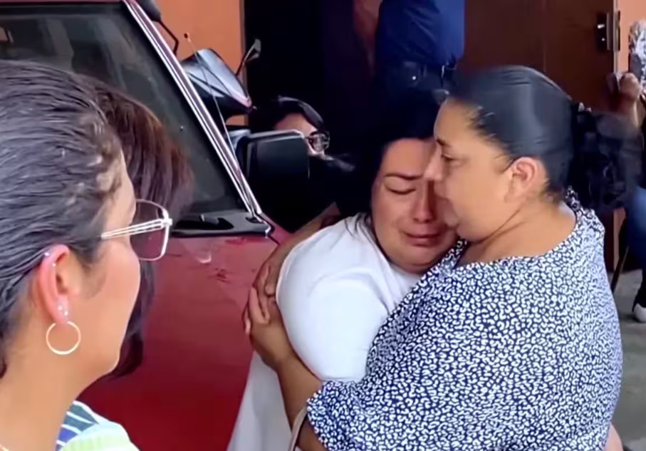 Familiares de América Yamilet la despiden. | Foto: X.com/Reuters