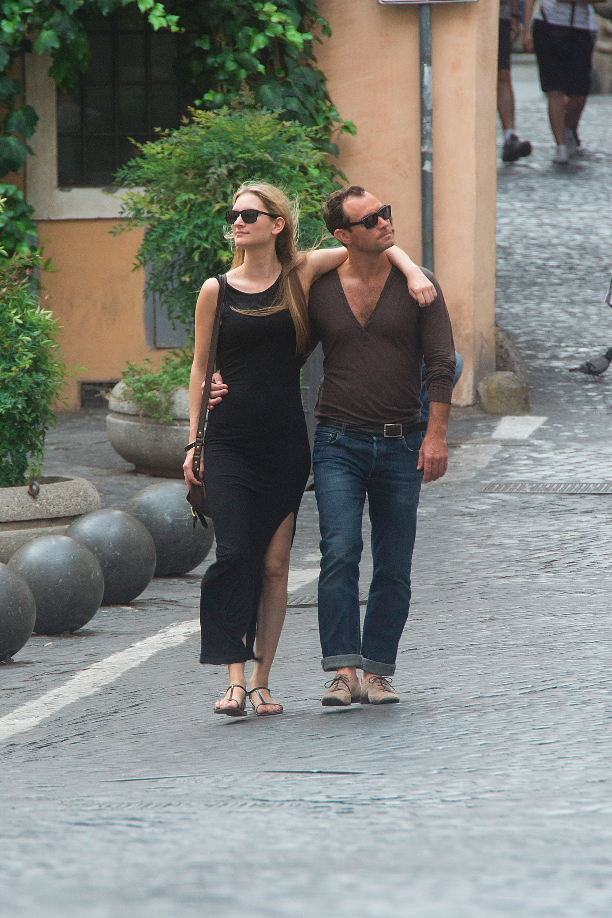 Phillipa Coan y Jude Law vistos visitando Musei Capitolini en Roma el 25 de agosto de 2015 | Fuente: Getty Images