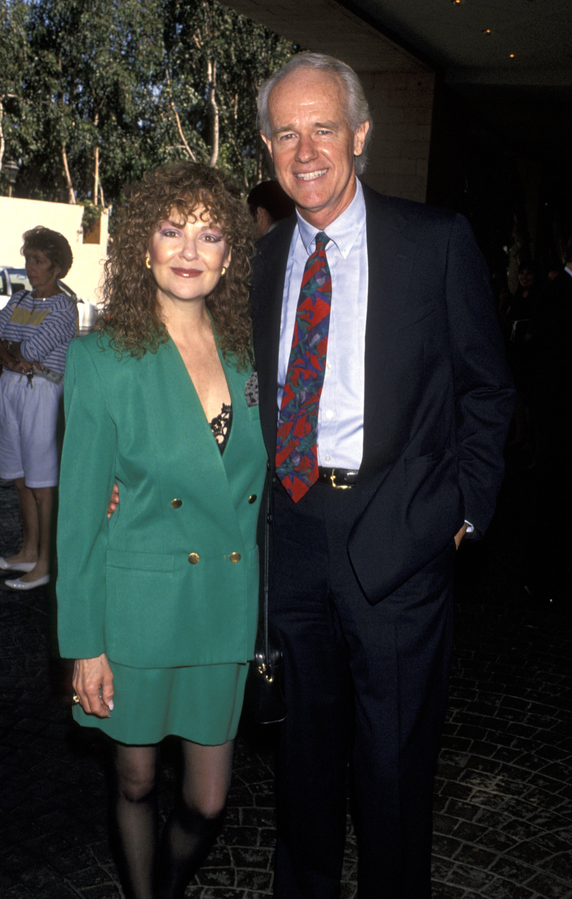 Shelley Fabares y Mike Farrell asisten al Women In Film Emmy Nominee Luncheon en el Bel Age Hotel el 10 de septiembre de 1994 en Wes Hollywood, California | Foto: Getty Images