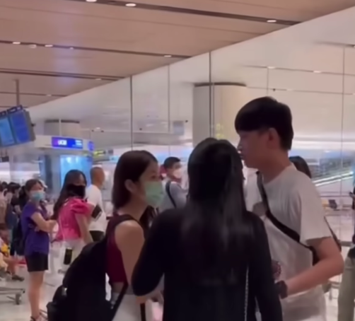 Esposa enfrentándose a su marido legal y a su presunta nueva pareja. | Foto: youtube.com/@SingaporeIncidentsChannel