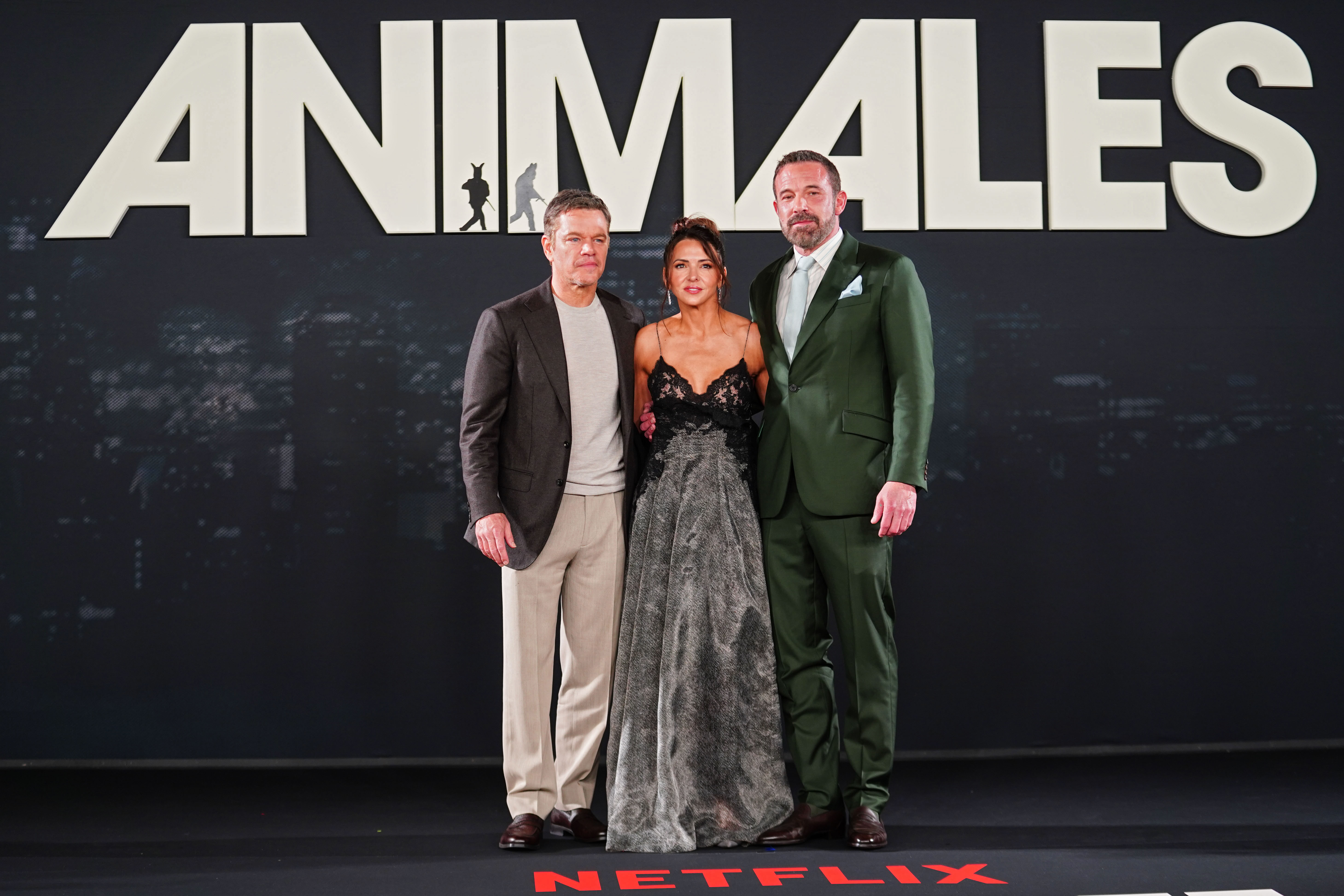 Matt Damon, Luciana Barroso y Ben Affleck posan durante la alfombra roja y el encuentro con los fans de la película "Animals" en el Centro Comercial Mitikah, el 4 de octubre de 2026, en Ciudad de México. | Fuente: Getty Images