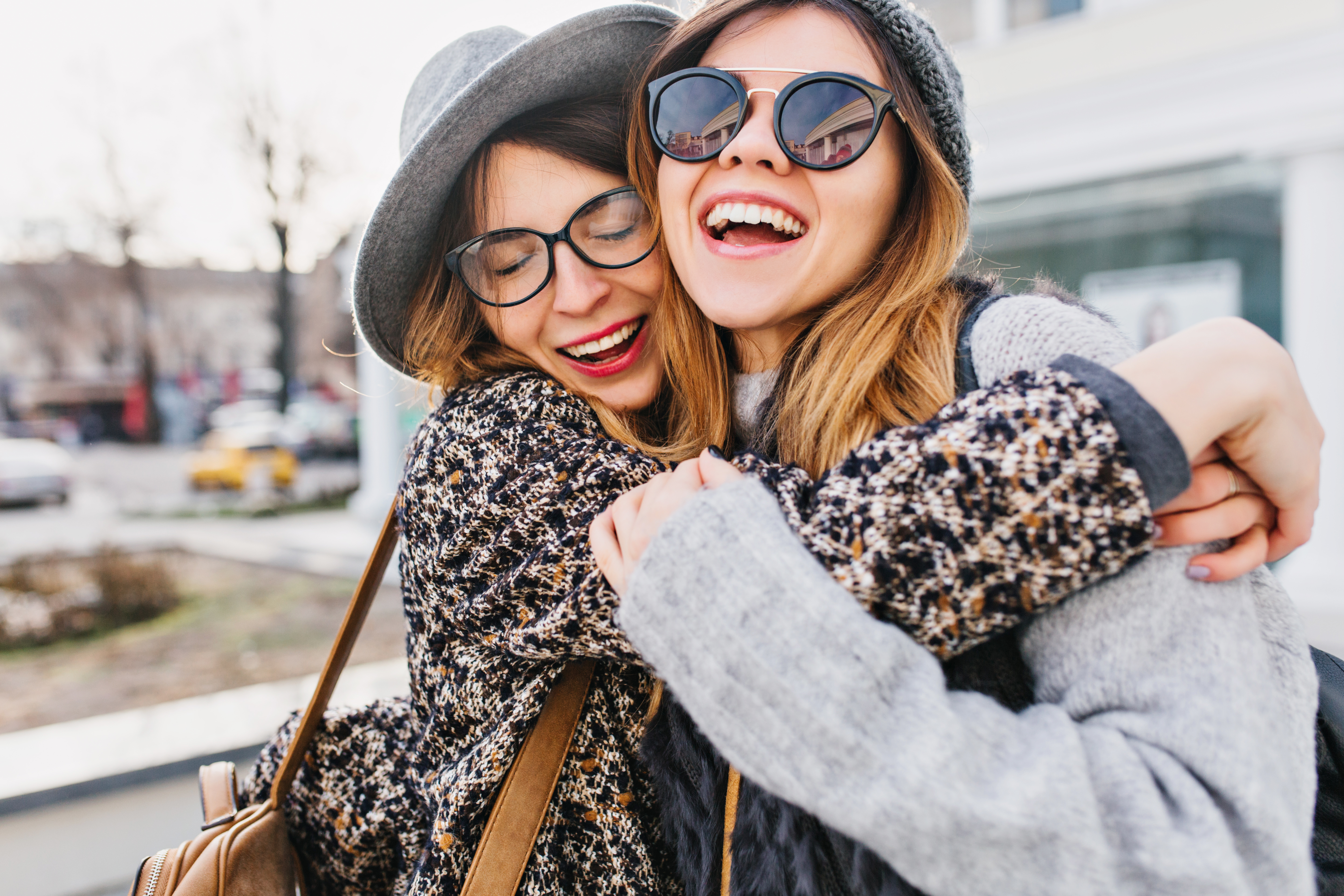 Dos jóvenes riendo y abrazándose | Foto: Shutterstock
