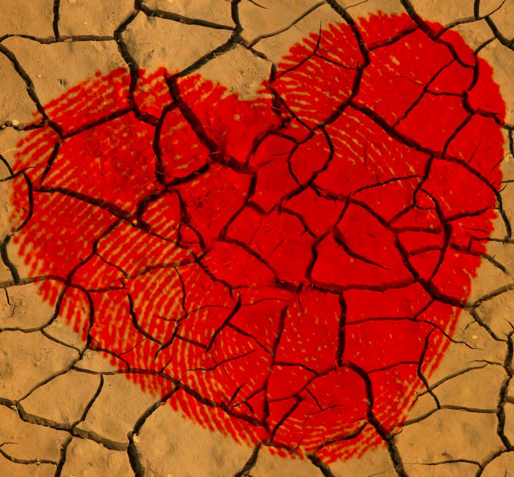 Corazón resquebrajado sobre tierra reseca. | Foto: Flickr