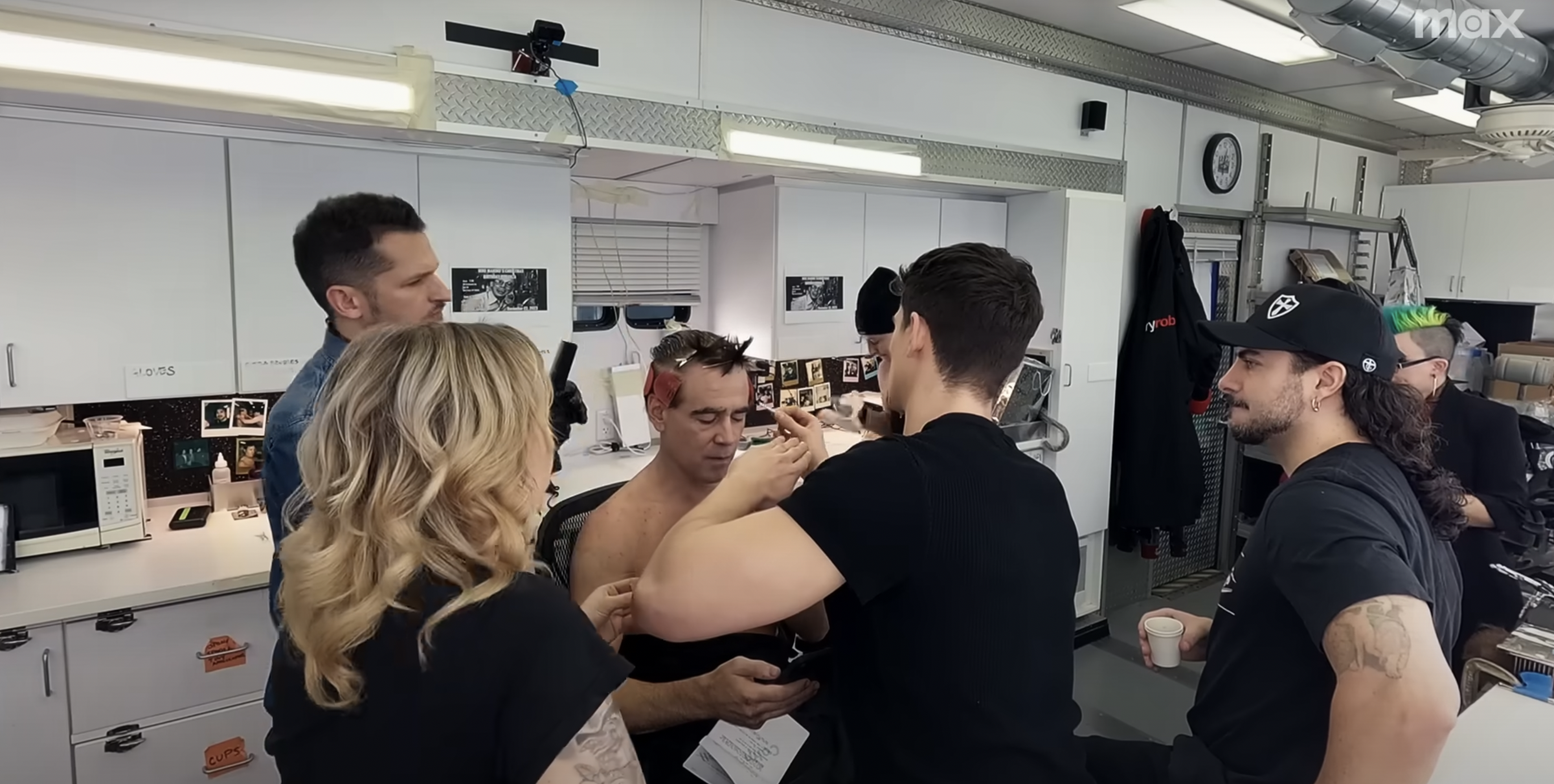 Colin Farrell sentado en la silla de maquillaje para "The Penguin", de un vídeo fechado el 7 de octubre de 2024 | Fuente: YouTube/Max