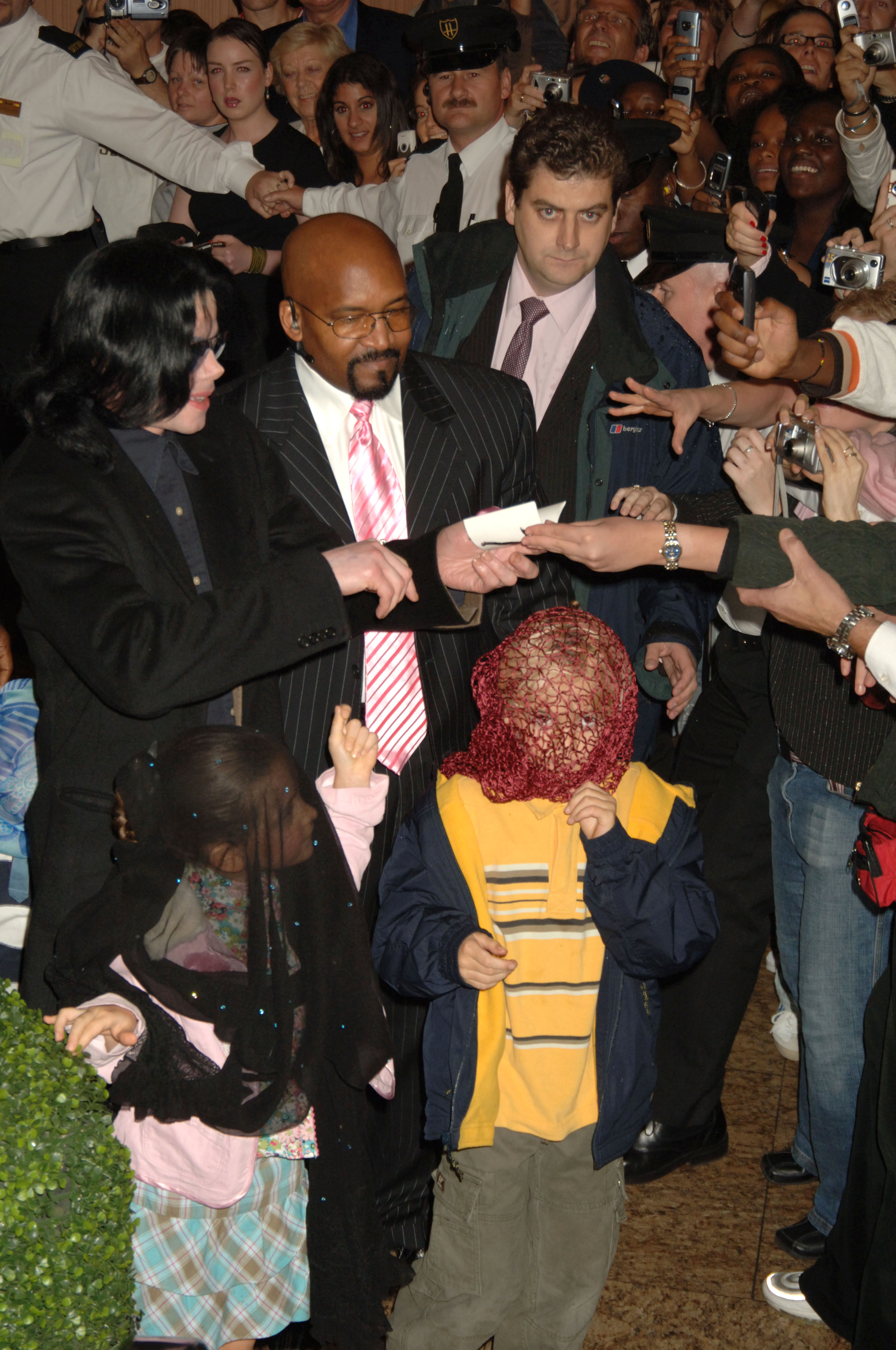 Paris, Michael y Prince Jackson visitando Harrods el 12 de octubre de 2005, en Londres, Inglaterra. | Fuente: Getty Images