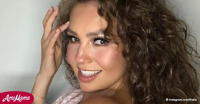 Thalía se sube la falda revelando esculpidas caderas y evocando a icónica cantante