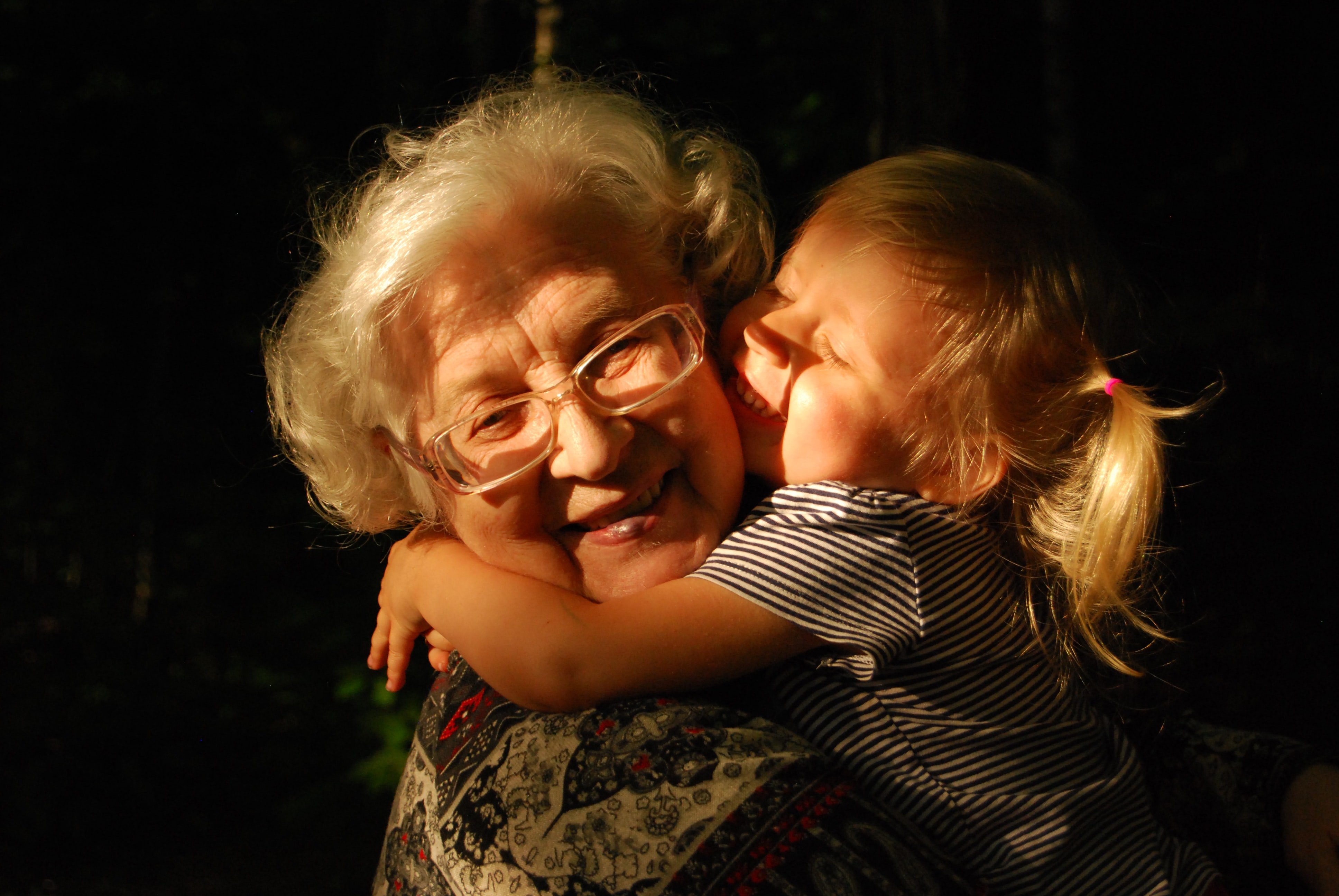 Una niña abrazando a una abuela. | Foto: Unsplash