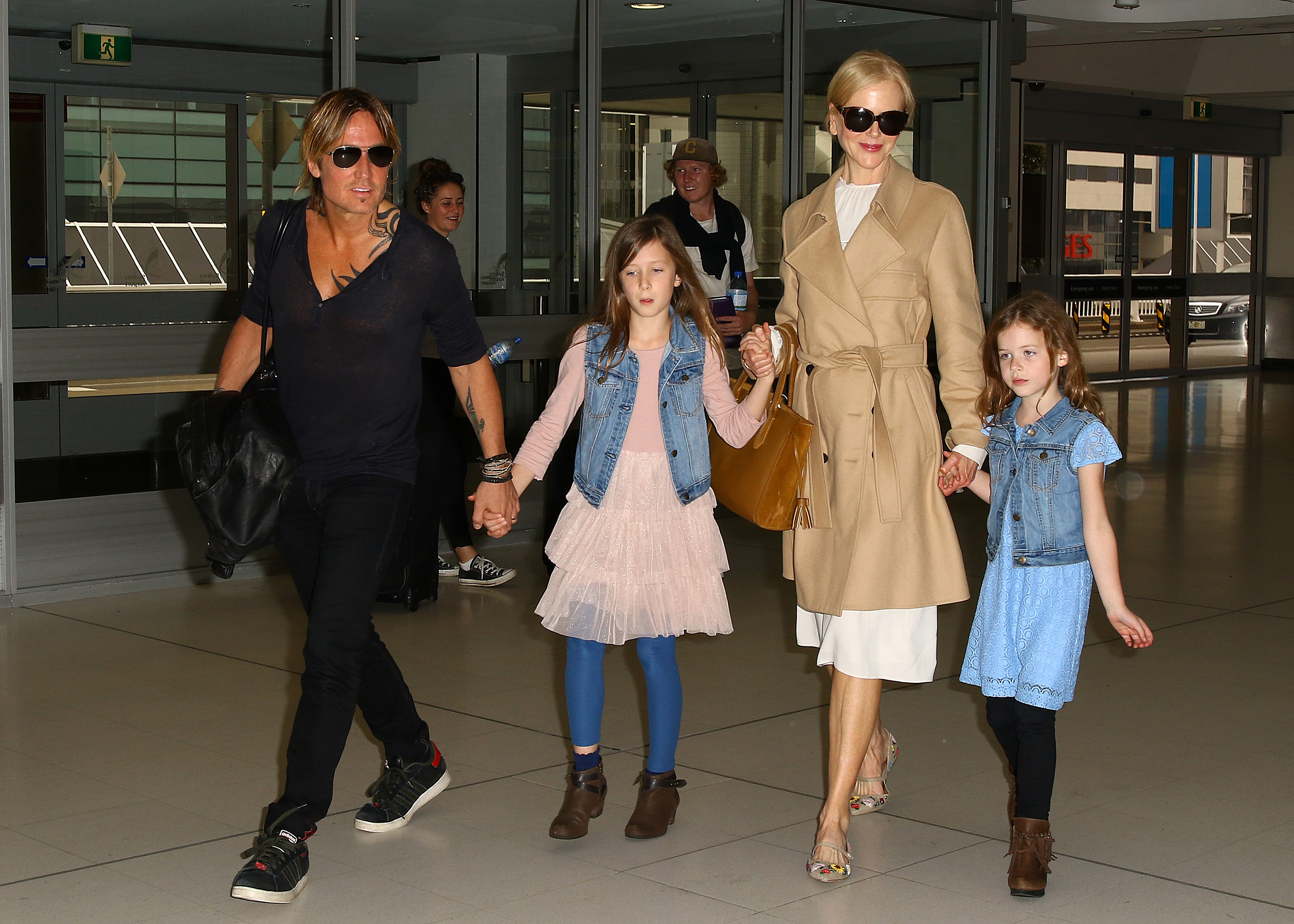 Nicole Kidman y Keith Urban con sus hijas Faith Margaret y Sunday Rose en Sidney, Australia, el 28 de marzo de 2017. | Fuente: Getty Images