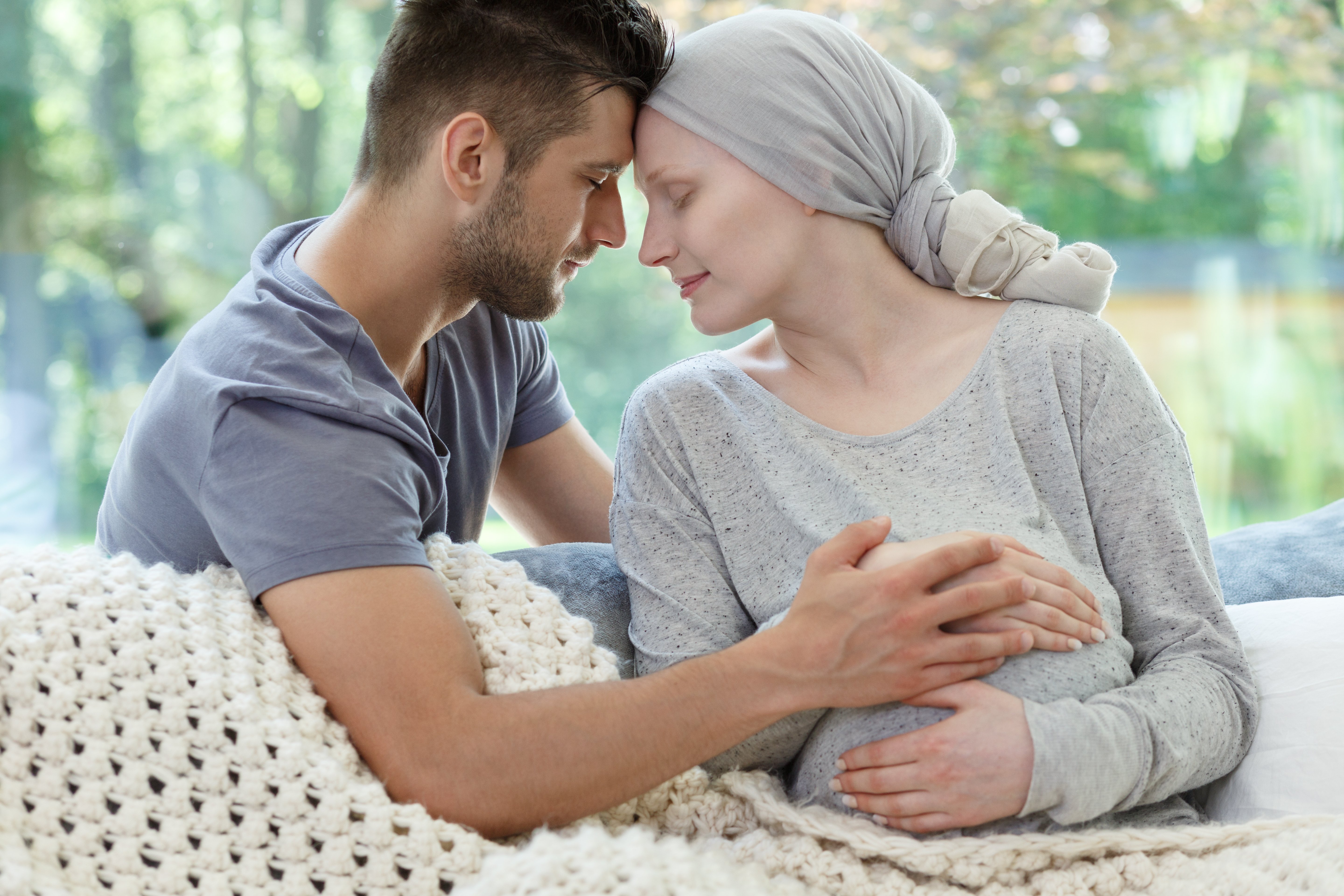 Mujer embarazada con cáncer y su pareja. | Foto: Shutterstock