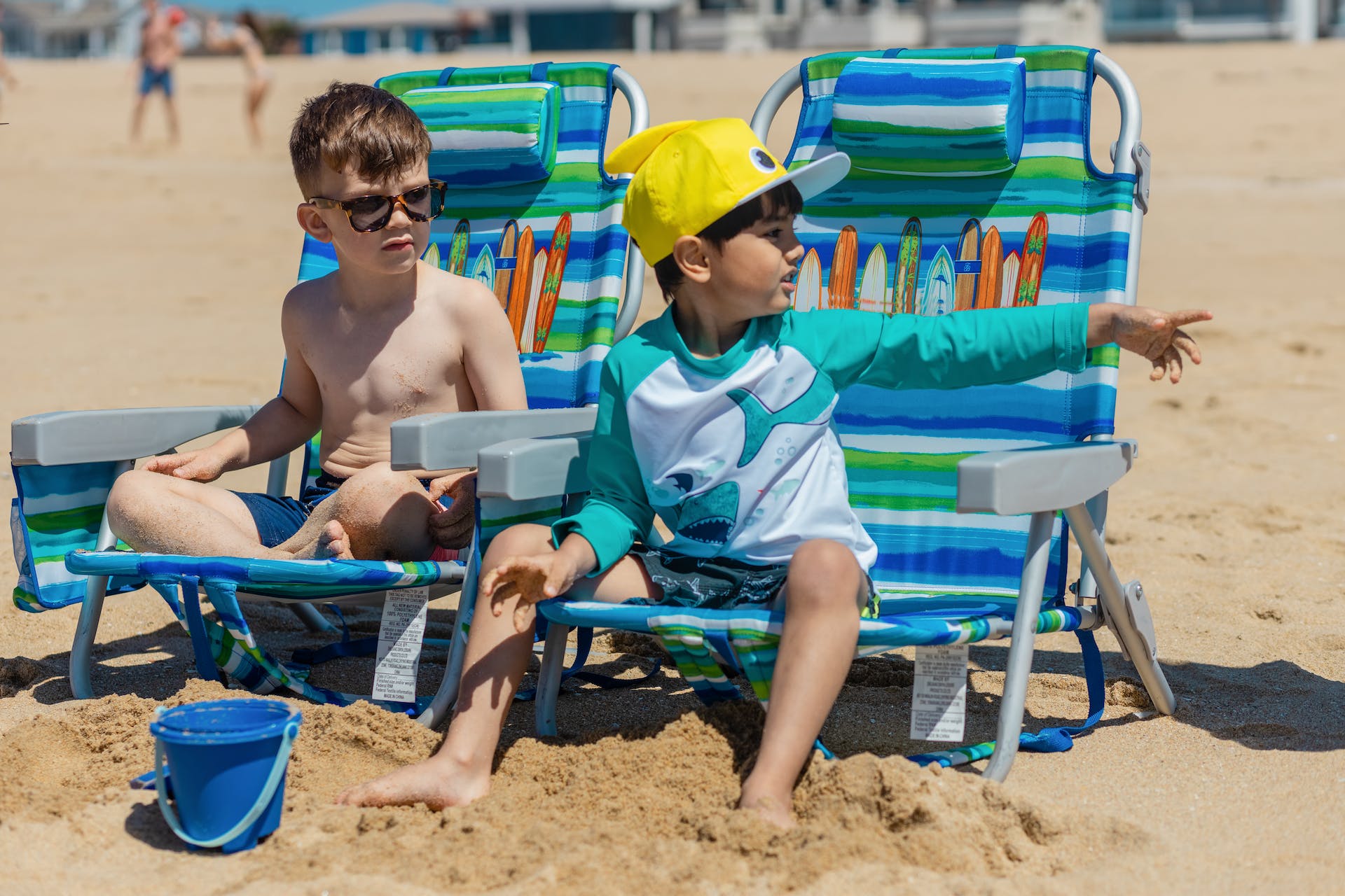 Dos chicos divirtiéndose en la playa | Foto: Pexels