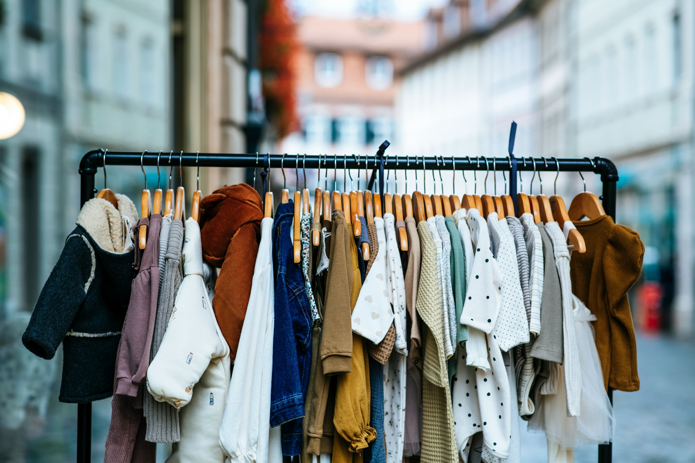 Perchero de ropa infantil | Fuente: Unsplash