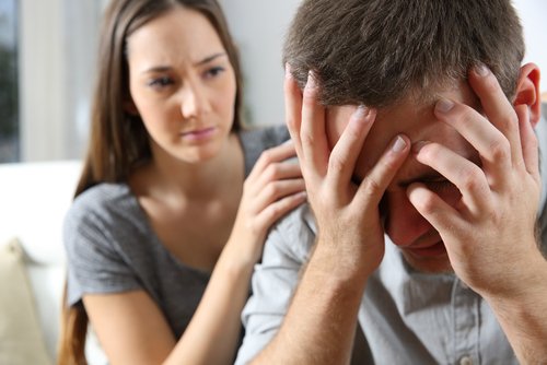 Una joven tratando de consolar a su novio. | Fuente: Shutterstock