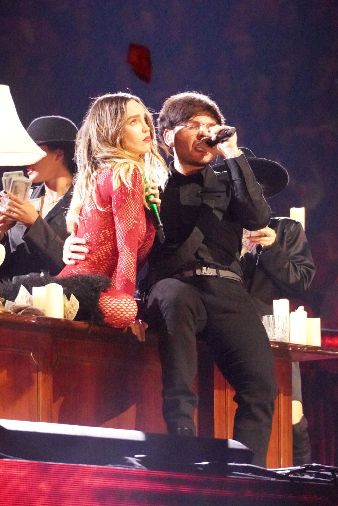 Belinda junto a Tito Double P en los Premios Lo Nuestro 2025. | Foto: Getty Images