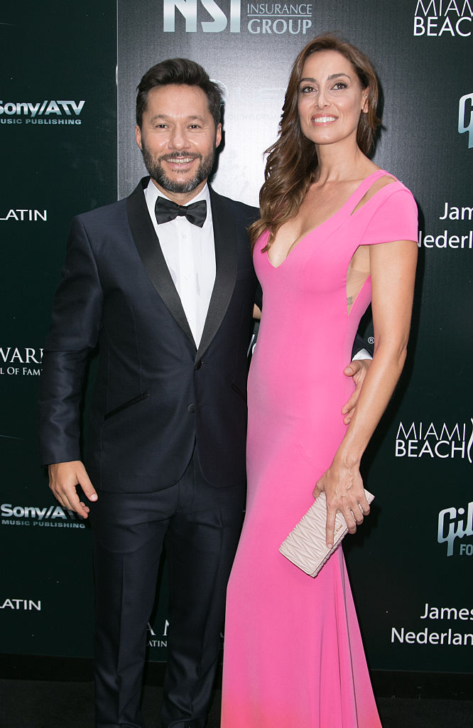 Diego Torres y Débora Bello asisten al evento del Salón de la Fama de los Compositores Latinos el 15 de octubre de 2015 en Miami Beach, Florida. | Fuente: Getty Images
