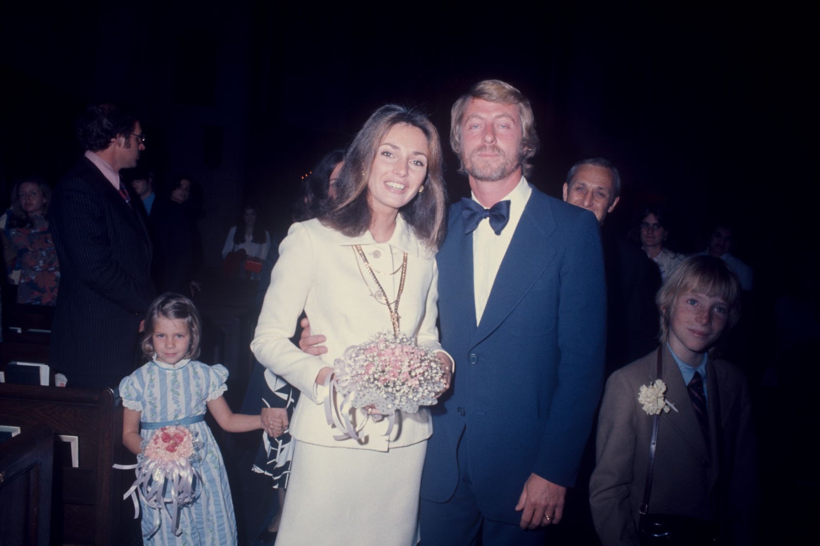 La famosa actriz y Joseph Roster el día de su boda con su familia en 1972 | Fuente: Getty Images