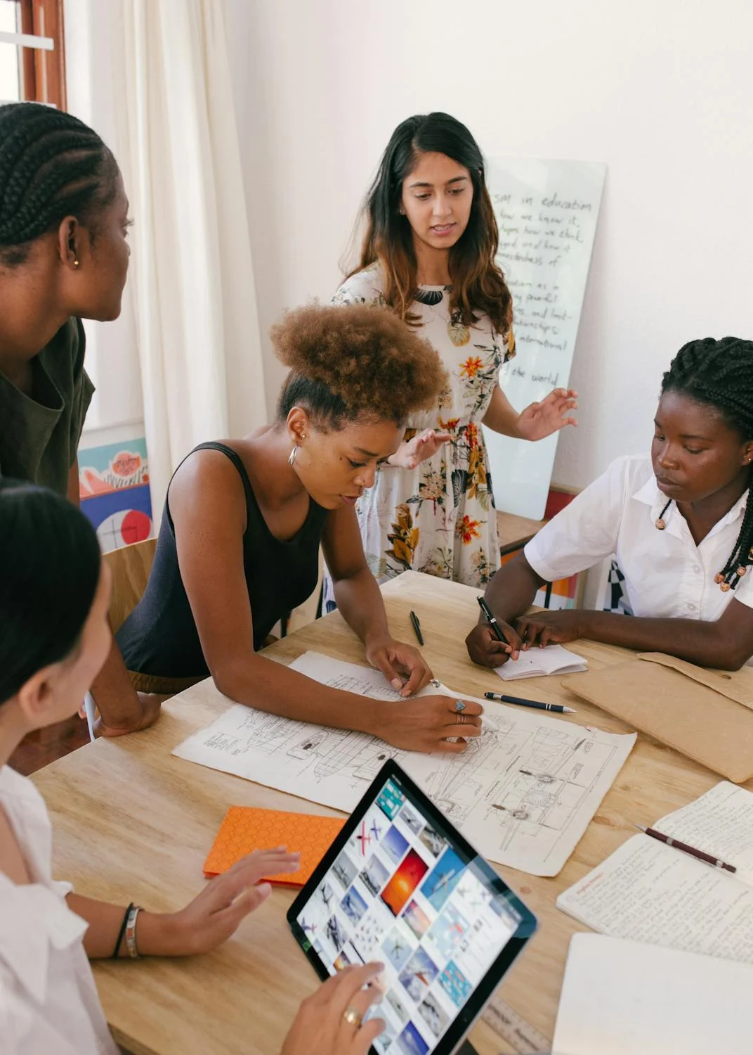 Mujeres trabajando en un proyecto | Fuente: Pexels