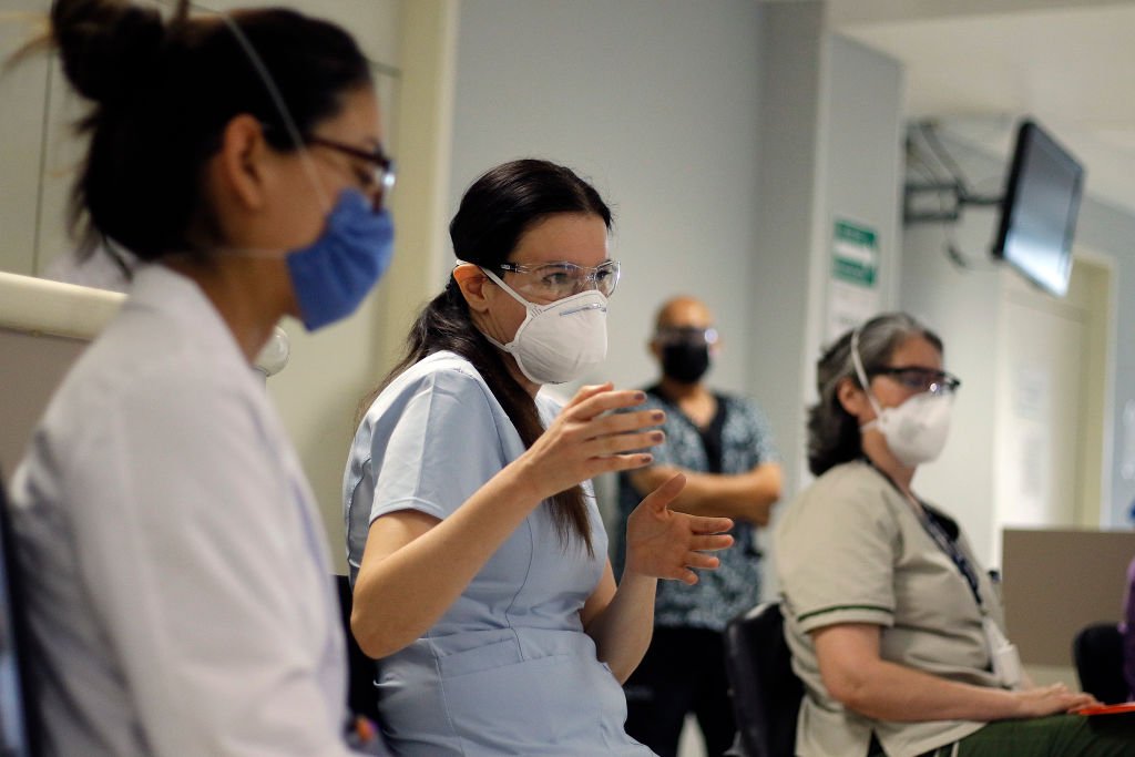 Enfermera habla durante una conferencia de prensa en el hospital.| Foto: Getty Images.