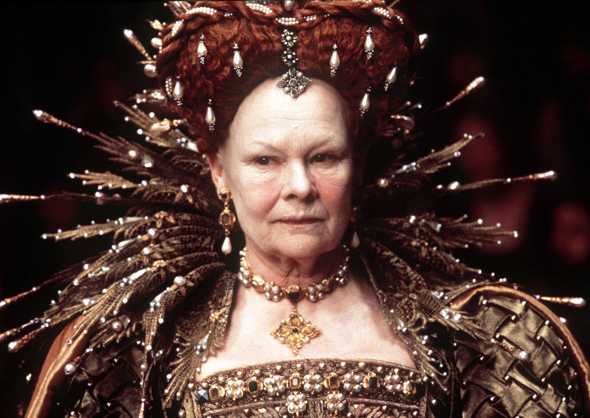 Judy Dench como la reina Elizabeth I en la película de 1998 'Shakespeare in Love' por la que ganó el Oscar a la Mejor Actriz de Reparto. | Foto: Getty Images 