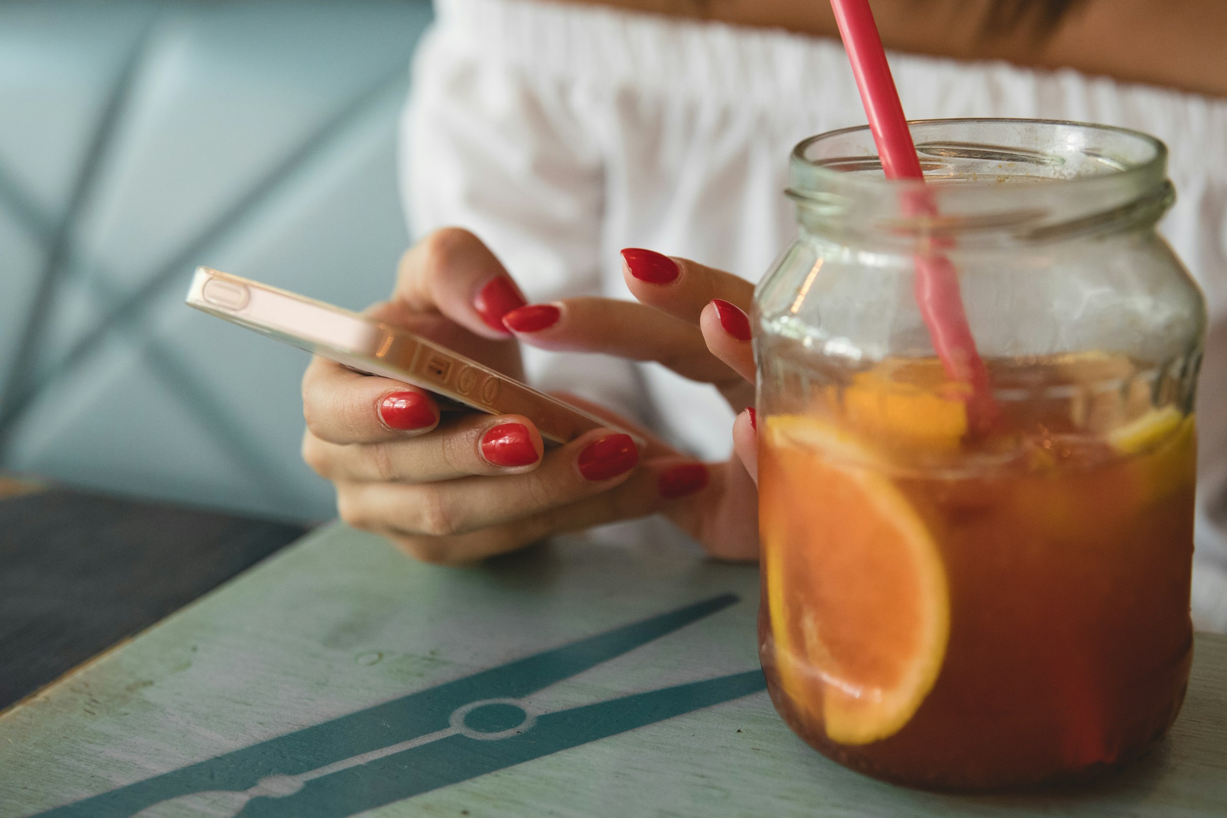 Una mujer usando un smartphone | Fuente: Unsplash