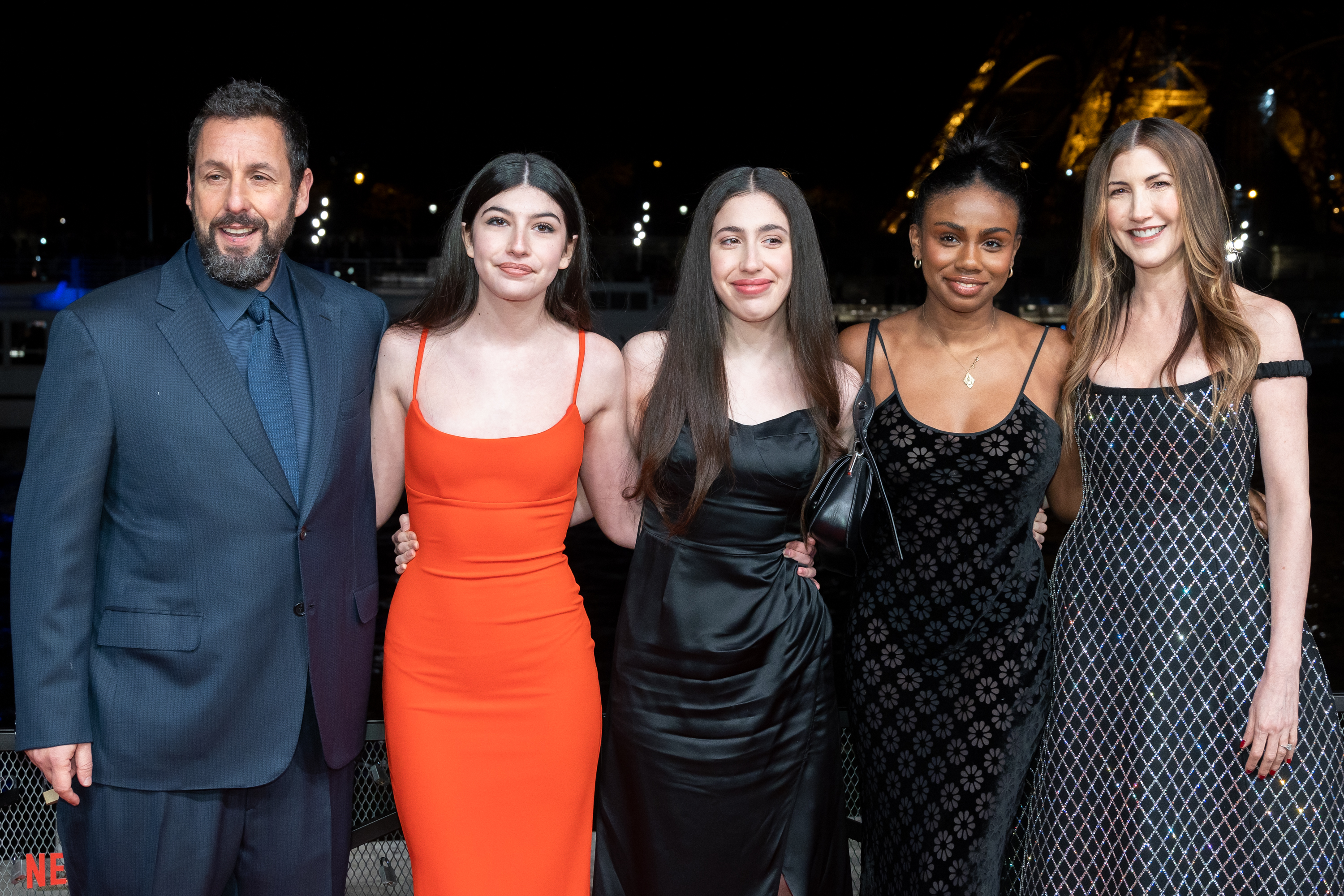 Adam, Sunny, Sadie, invitada y Jackie Sandler en el photocall de "Murder Mystery 2" en París el 16 de marzo de 2023 | Fuente: Getty Images