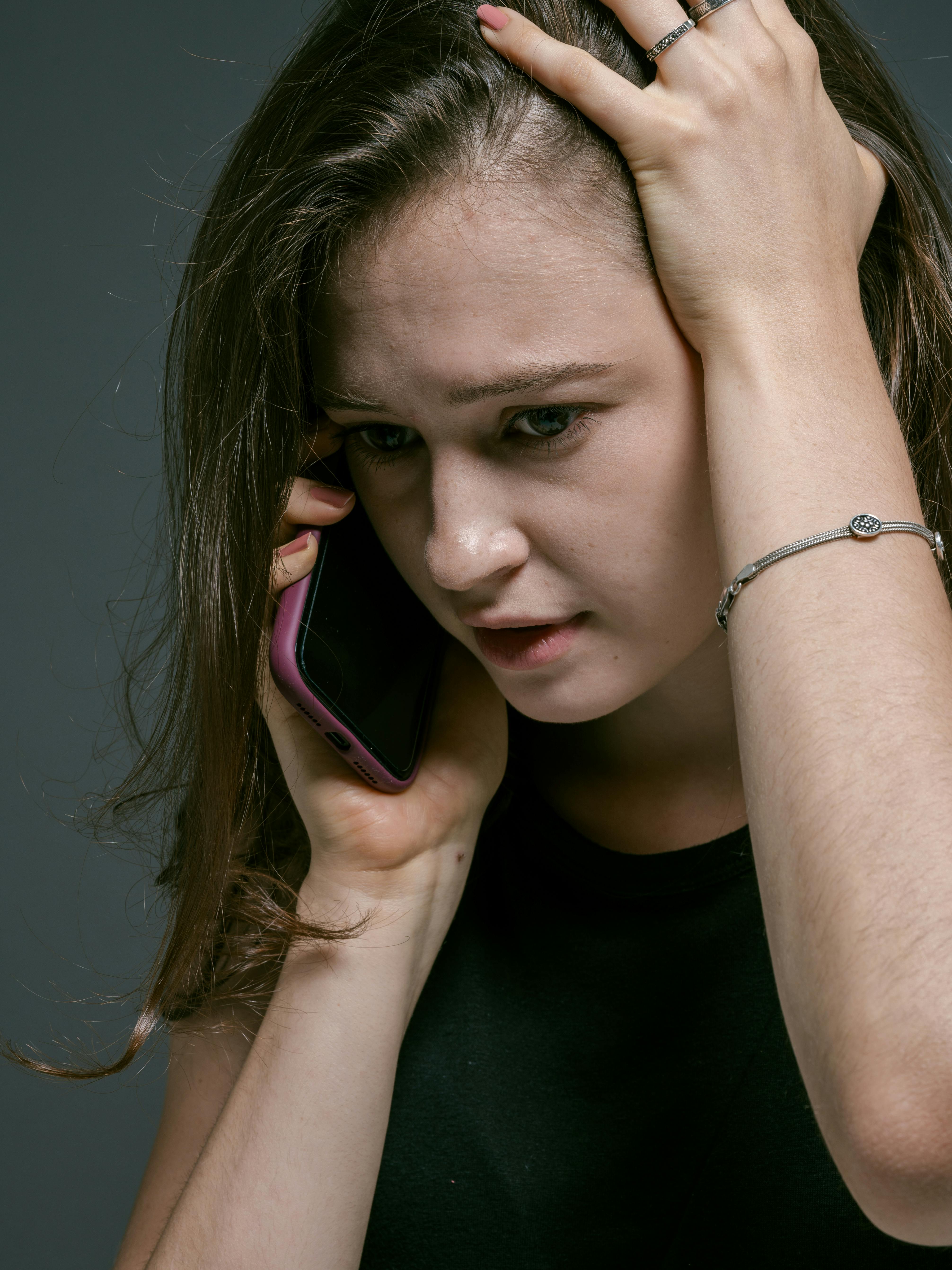 Una donna preoccupata durante una chiamata Fonte: Pexels