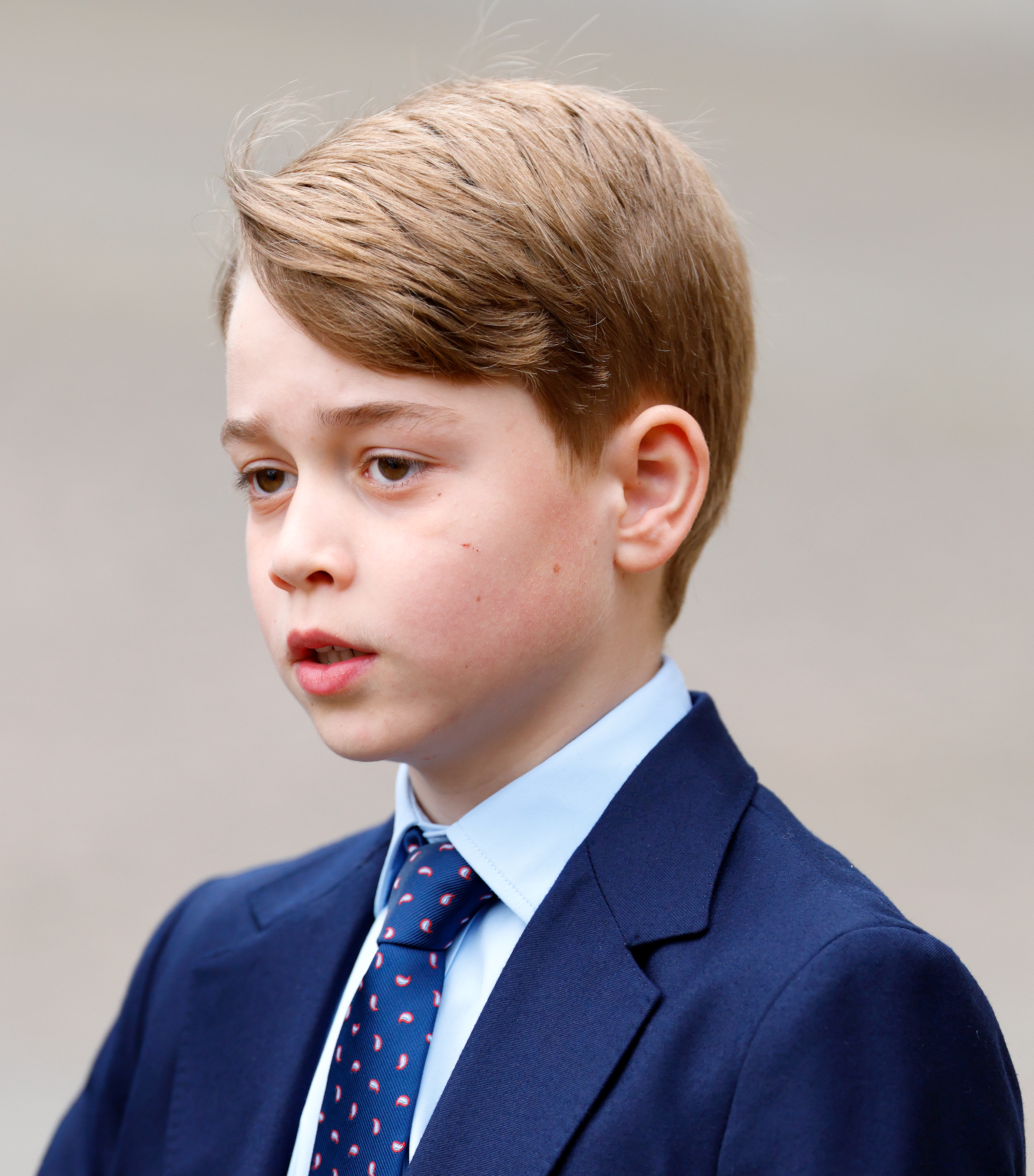 Las apariciones públicas de George adquirieron un tono más solemne cuando asistió al servicio religioso de acción de gracias en honor a su fallecido bisabuelo, el príncipe Philip, en la abadía de Westminster el 29 de marzo de 2022. Vestido con un traje azul marino y corbata, estaba cerca de cumplir 9 y su participación en importantes eventos de la familia real se hacía cada vez más visible.