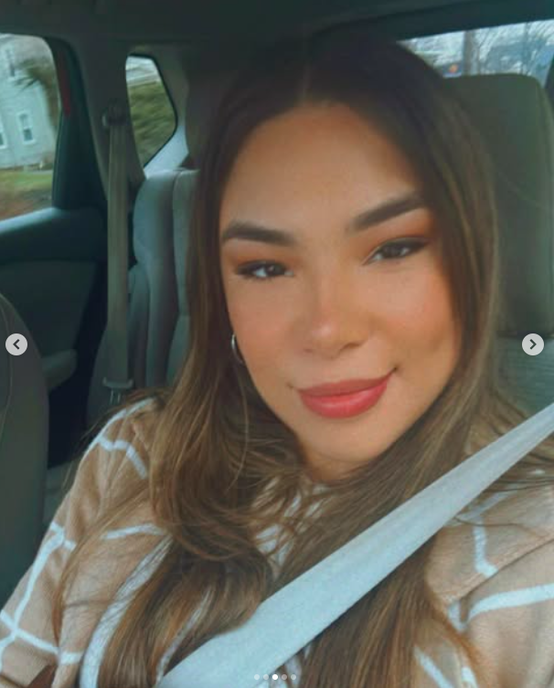 Delimar Vera posando en un automóvil, publicado el 30 de diciembre de 2023. | Fuente: Instagram/delimar_vera