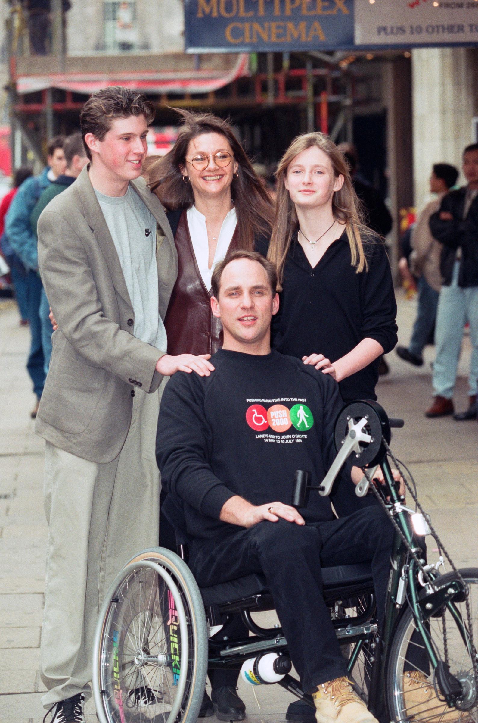 Matthew Reeve, Gae Exton y Alexandra Reeve fotografiados en un acto de recaudación de fondos el 10 de enero de 1996 en Leicester Square, Londres | Fuente: Getty Images