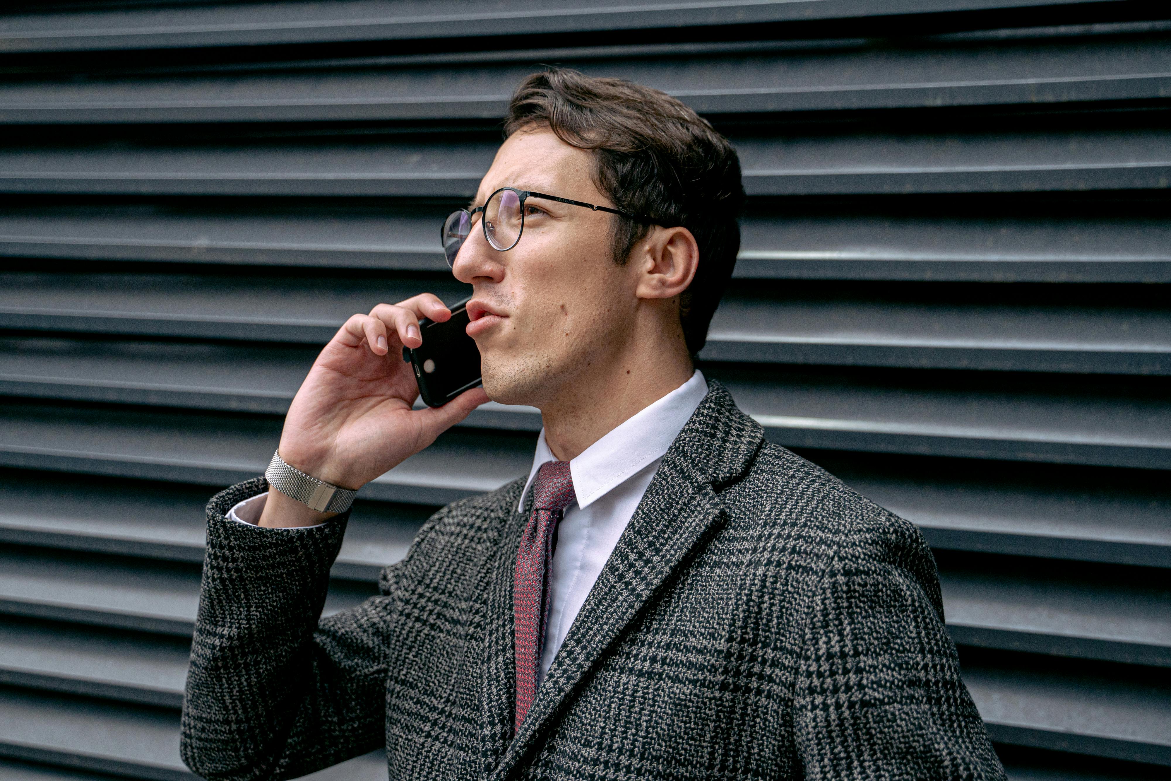 Un hombre trajeado hablando por teléfono | Fuente: Pexels