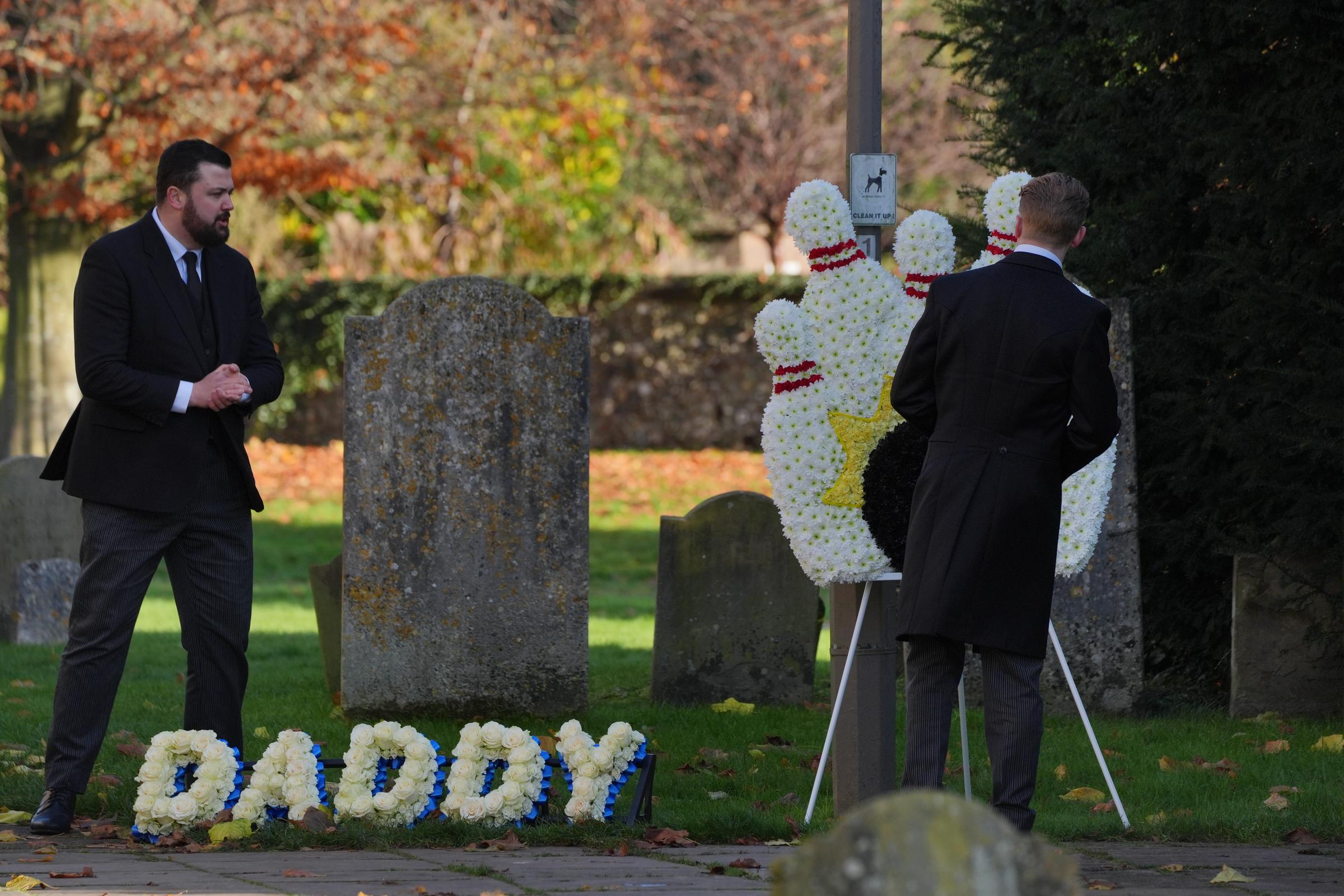 Un director de funeraria coloca una ofrenda floral que dice "Papi" en el cementerio durante el funeral de Liam Payne el 20 de noviembre de 2024, en Amersham, Inglaterra | Fuente: Getty Images