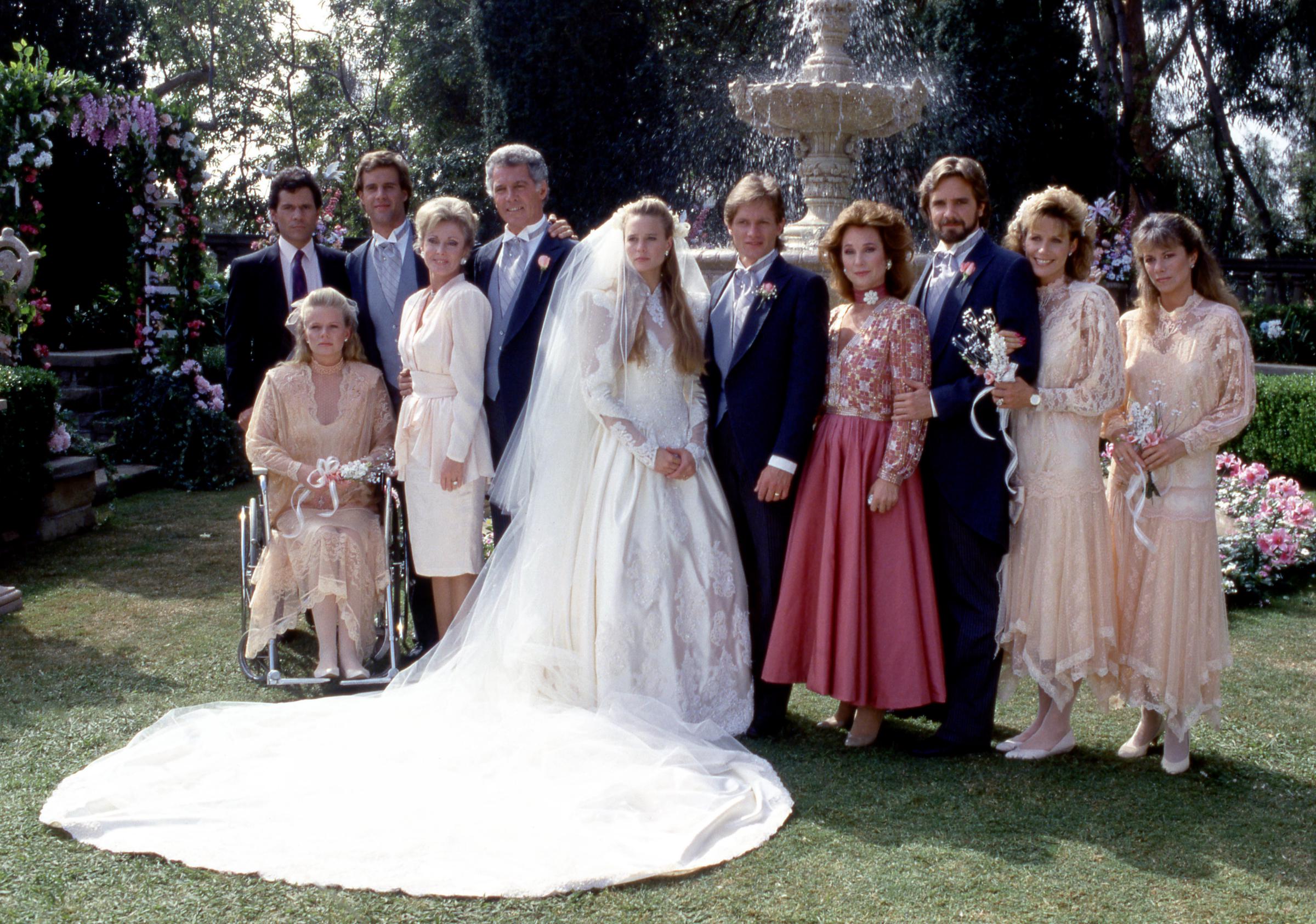 El reparto de "Santa Barbara" posa para una foto de familia en Los Ángeles, California, hacia 1987. | Fuente: Getty Images