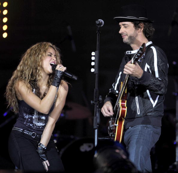 La cantante colombiana Shakira (izquierda) y el argentino Gustavo Cerati actúan durante un concierto benéfico de ALAS realizado en Buenos Aires el 17 de mayo de 2008 | Fuente: Getty Images