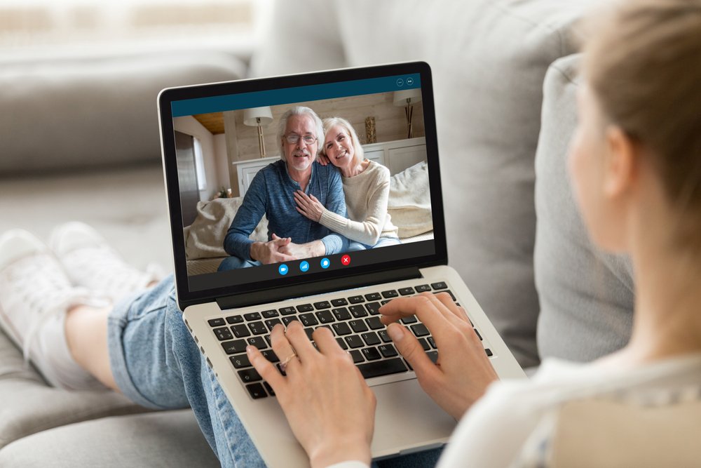 Mujer hablando con su familia por videollamada. | Foto: Shutterstock