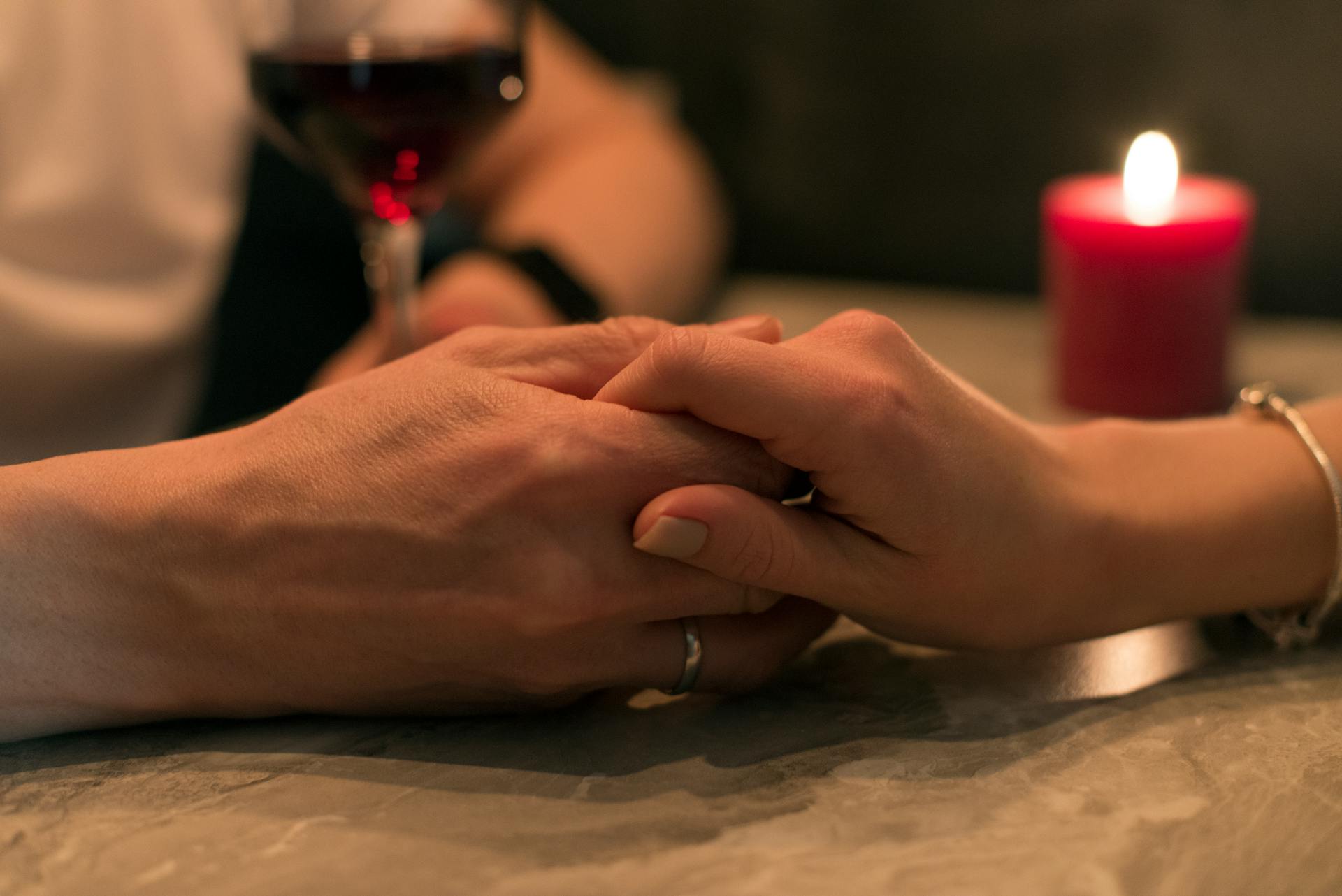 Una pareja de la mano en una cita | Fuente: Pexels