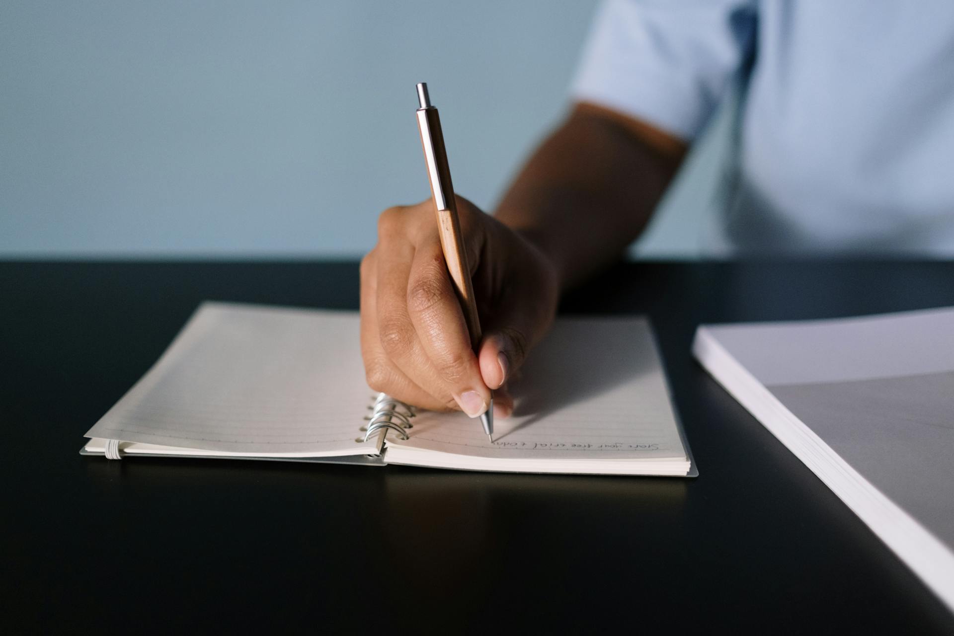 Un niño escribiendo en un papel | Fuente: Pexels