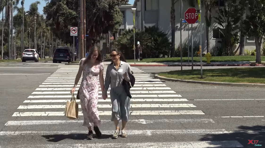 Violet Affleck y Jennifer Garner cruzando una calle en Santa Mónica, California, como se ve en un vídeo compartido el 6 de mayo de 2024 | Fuente: YouTube/x17online